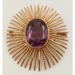A 16K (TESTED AS) YELLOW GOLD STARBURST DESIGN BROOCH ALSO WITH PENDANT BAIL, SET WITH A 2CM X 1.5CM