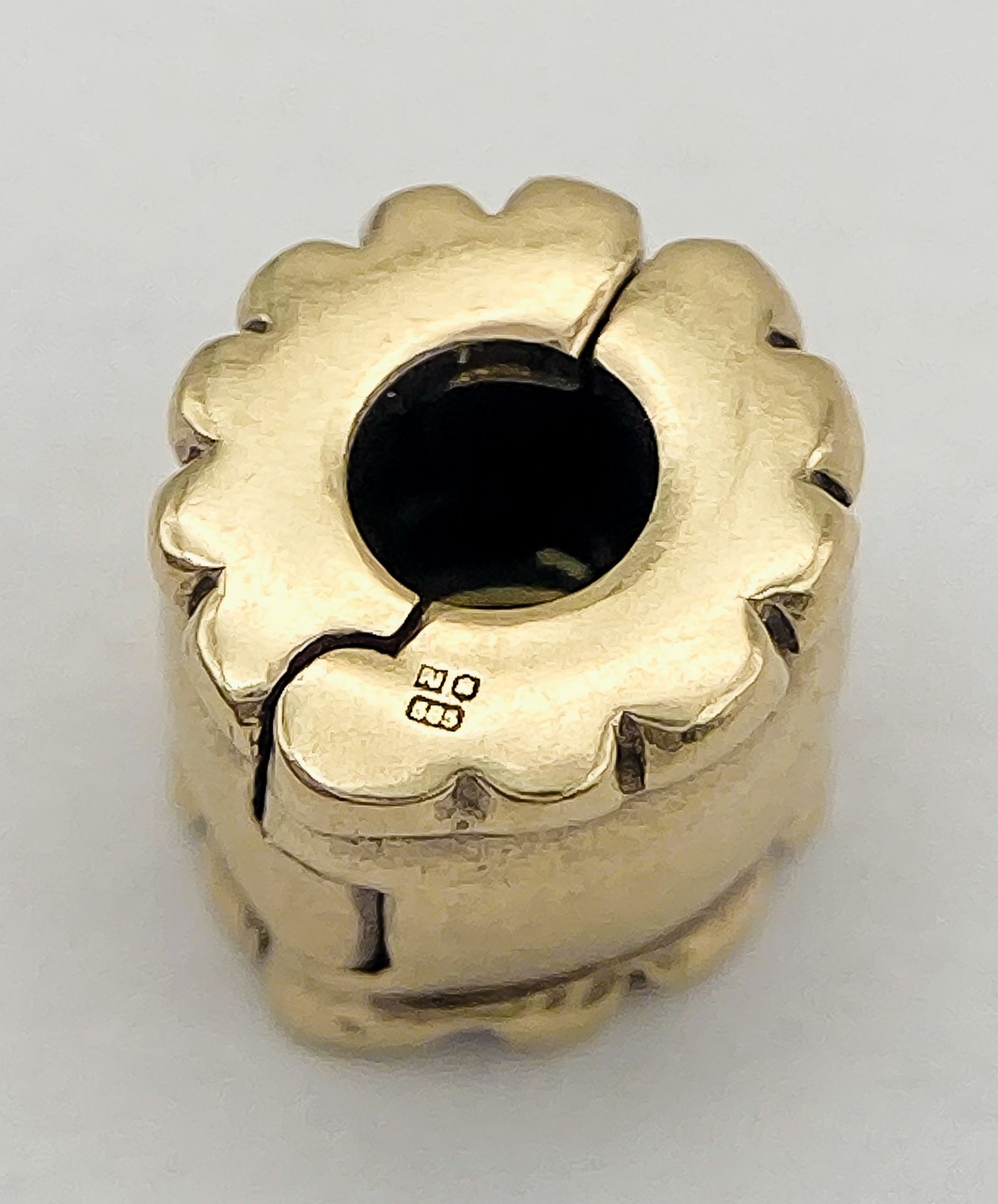 A 14K YELLOW GOLD PANDORA CLIP CHARM. 8mm diameter, 1.9g weight. Ref: SC 8133 - Image 2 of 4