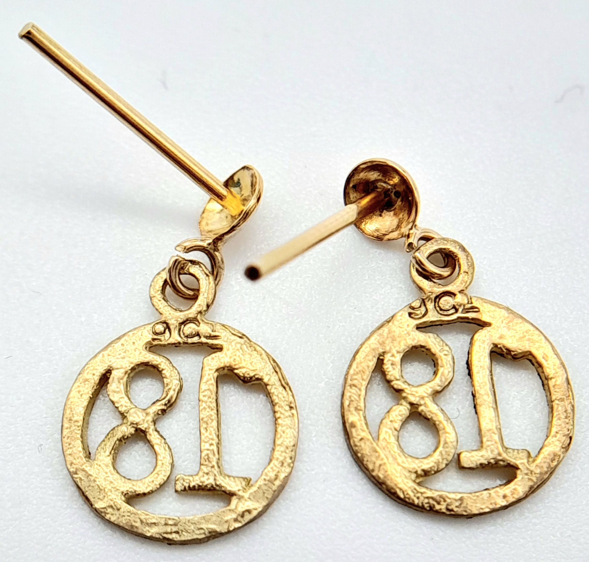 A 9ct Yellow Gold ’18’ circle earrings, 0.7g weight, approx 14mm x 8mm. ref: SH1479I - Image 2 of 5
