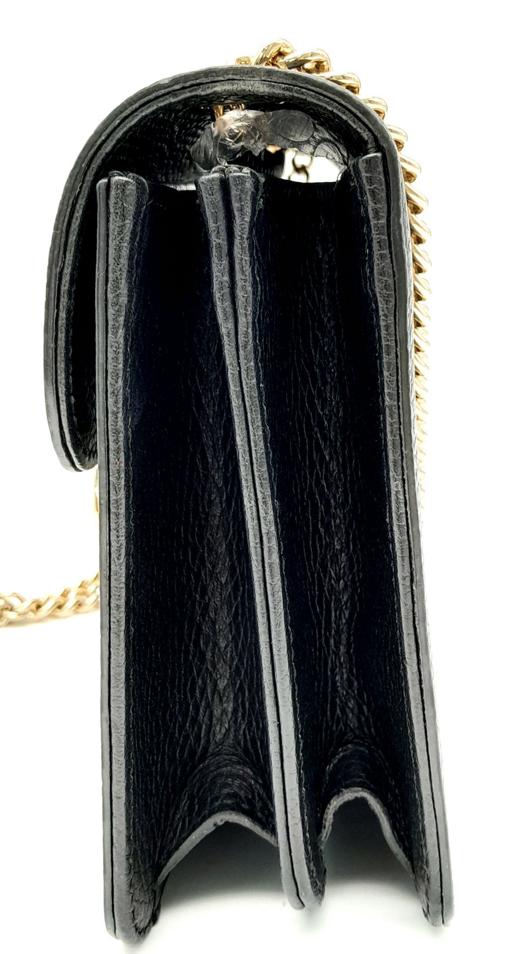 A Gucci Black GG Crossbody Bag. Leather exterior with gold-toned hardware, chain and leather - Bild 5 aus 11