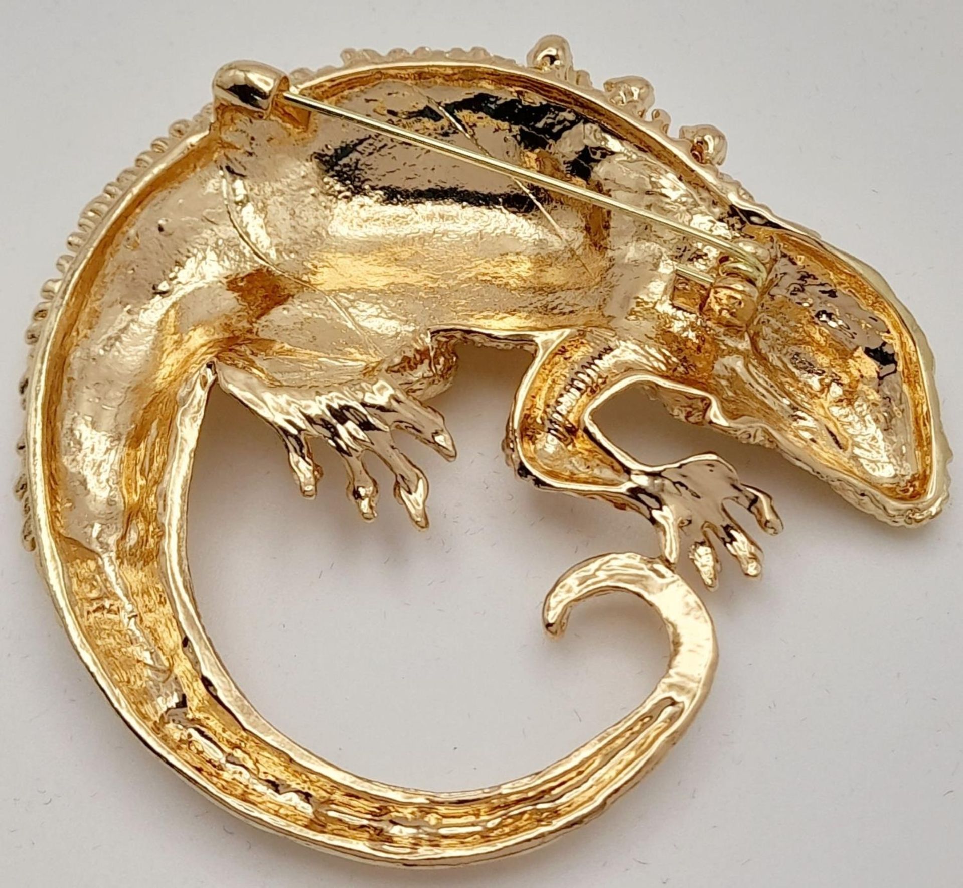 A very glamorous, well proportioned, gold plated and gem studded chameleon brooch, in a presentation - Bild 3 aus 5