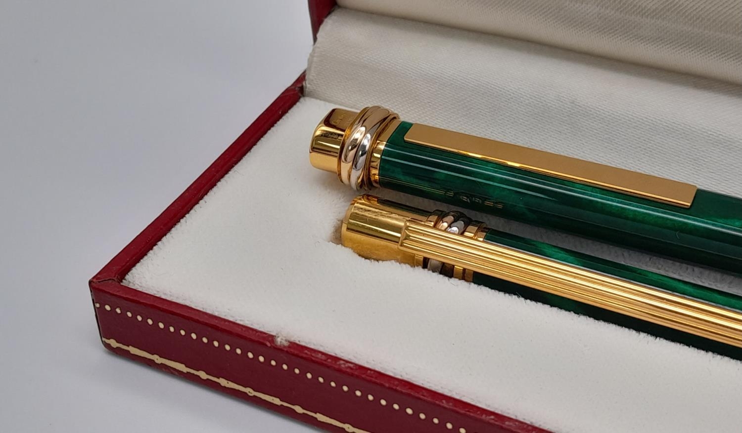 A Must de Cartier Fountain and Ballpoint Set of Pens. Malachite lacquer decoration. Ref: 017182 - Image 2 of 9