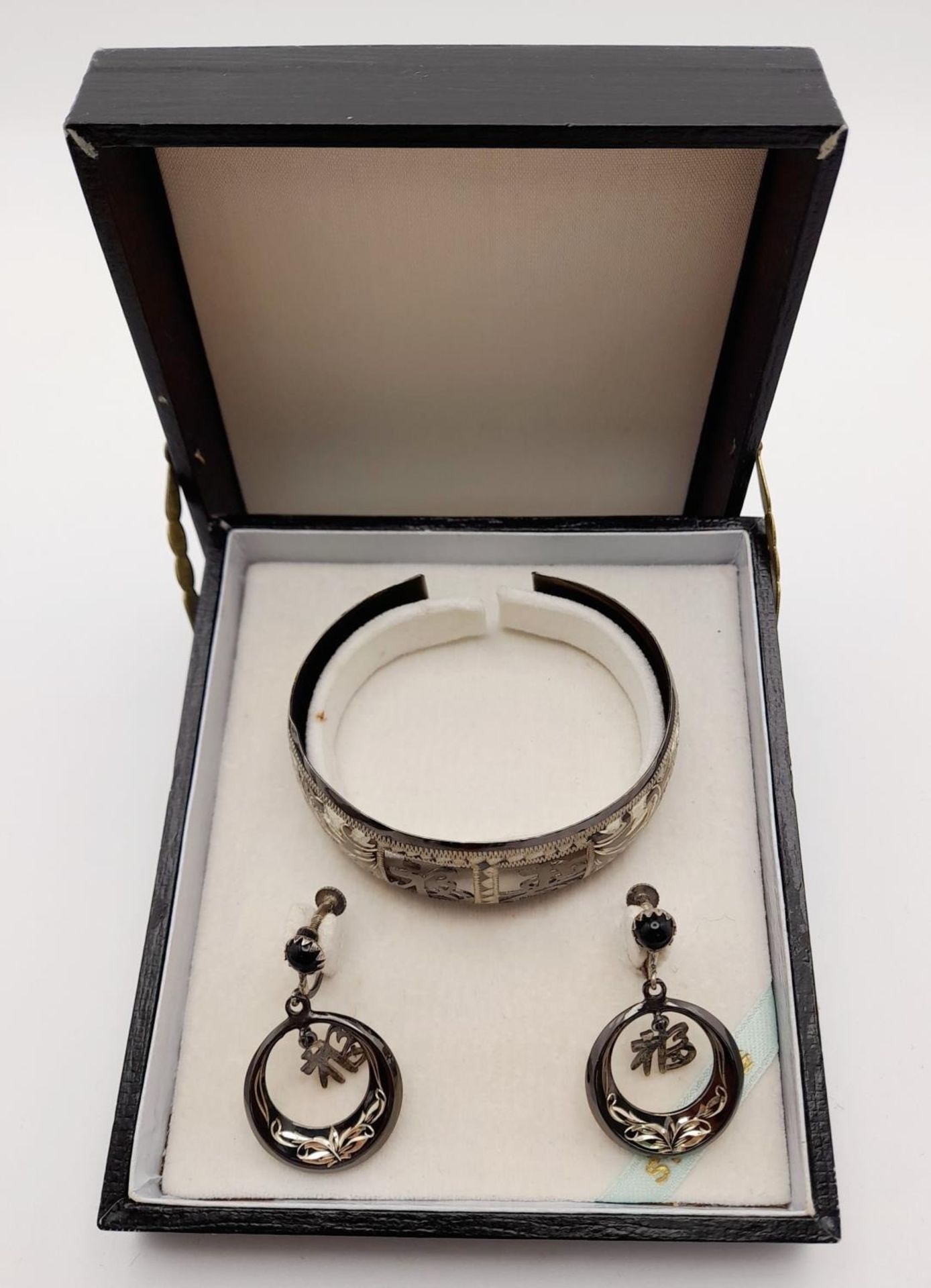 A vintage, Chinese, export quality, expertly hand carved, sterling silver bracelet and earrings - Image 7 of 7