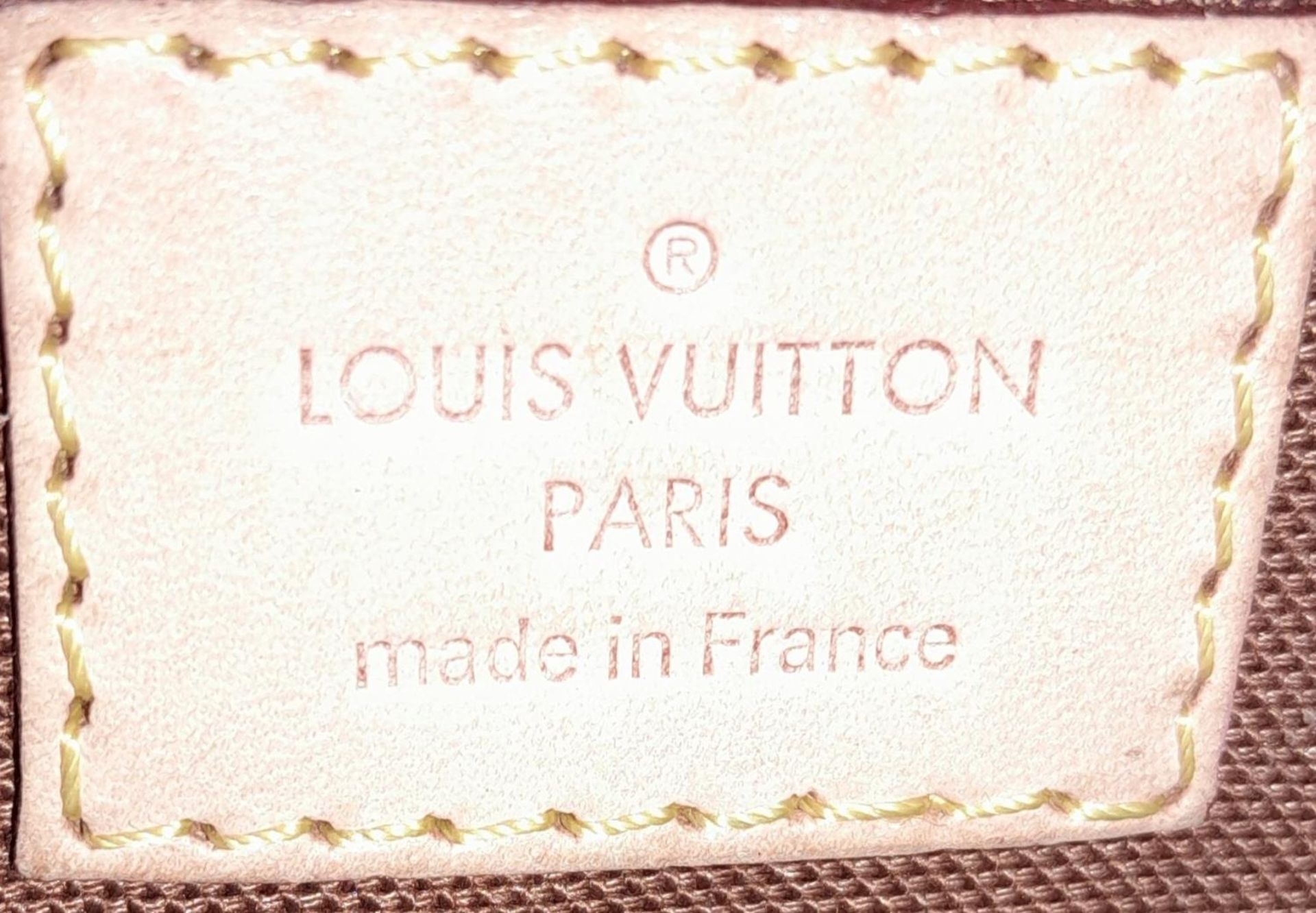 A Louis Vuitton Thames Shoulder Bag. Monogramed canvas exterior with gold-toned hardware, adjustable - Bild 9 aus 9