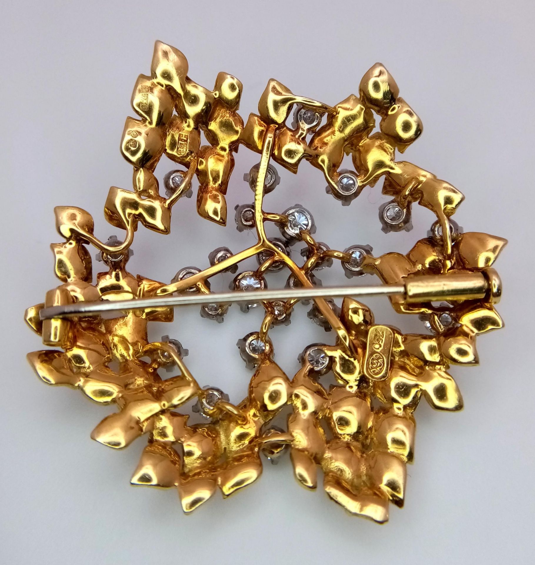 A Magical 18K Yellow Gold and Diamond Brooch. 1.5ctw of brilliant round cut diamonds amongst - Image 4 of 7