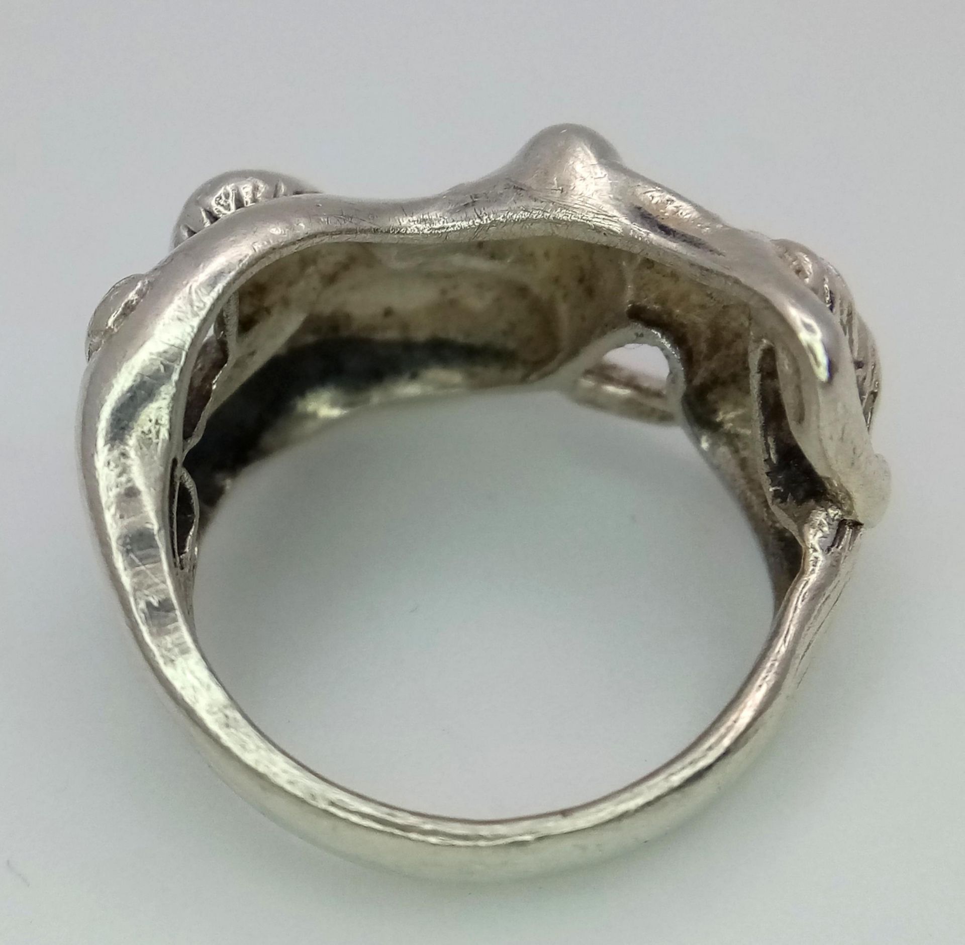 A Vintage and Rare Sterling Silver Erotic Design Ring Size N-N1/2. Measures 1.4cm Wide at the - Bild 4 aus 5