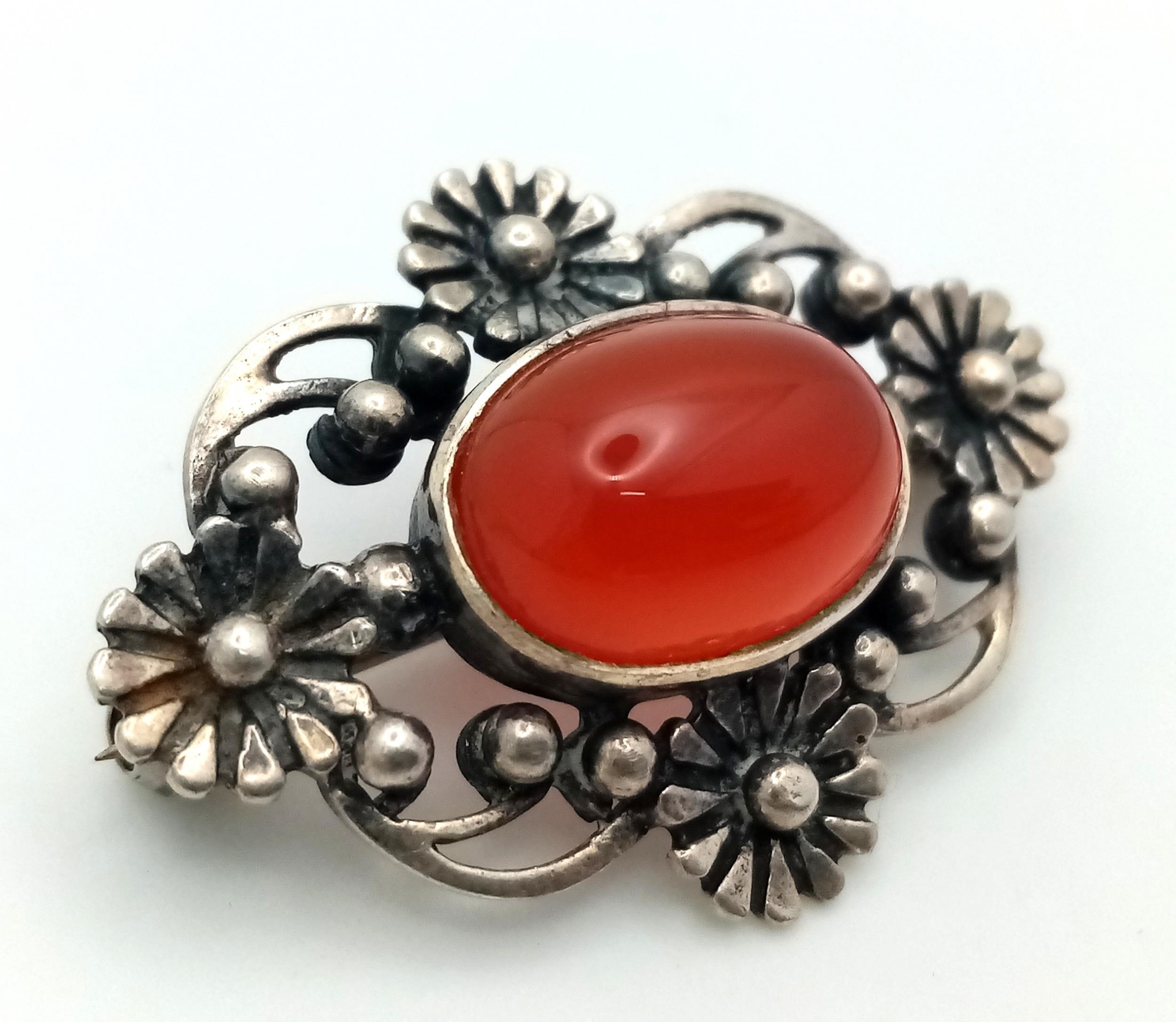 A Vintage or Antique Silver Carnelian Cabochon Brooch. 3.5cm Width. Set with a 1.5cm Oval Cut - Image 3 of 4