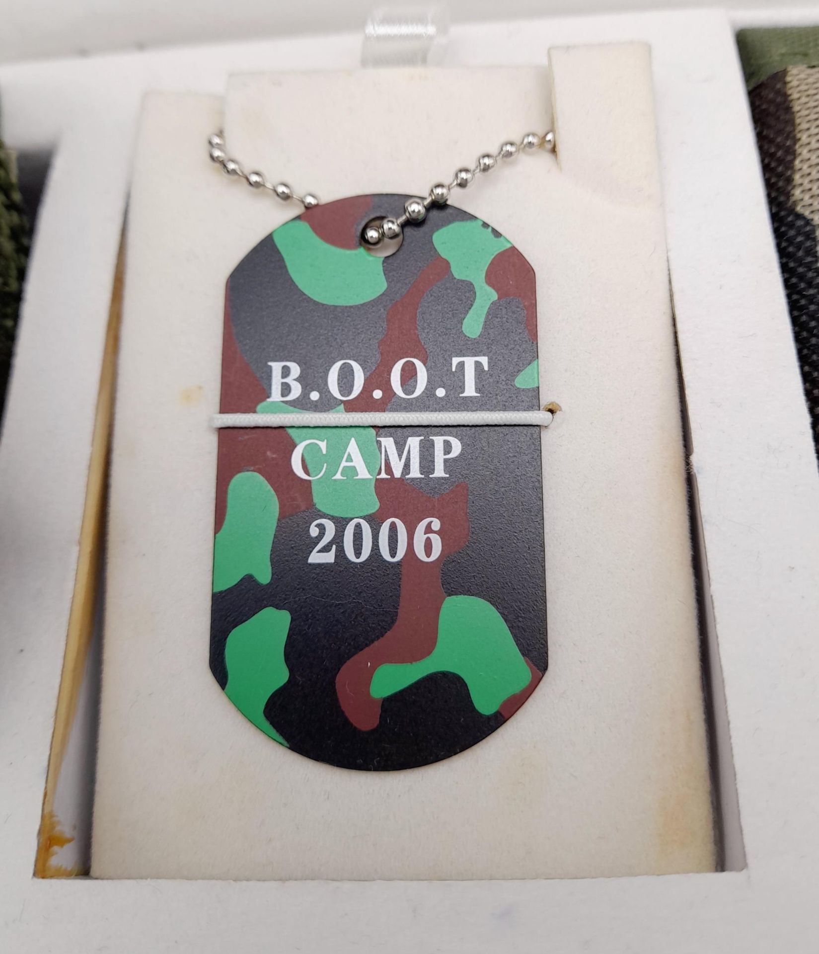 A U.S.A. Army Boot Camp set (dated 2006) consisting of a watch with compass, a dog tag with chain, a - Bild 3 aus 6