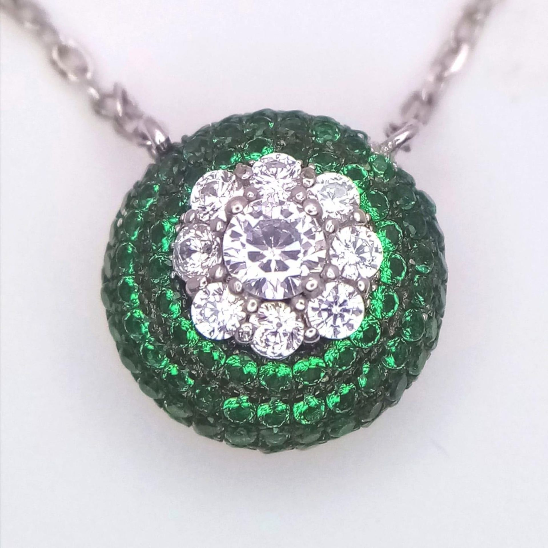 A 925 Silver, Green and White Stone Pendant on a 925 Silver Disappearing Necklace. - Image 4 of 6