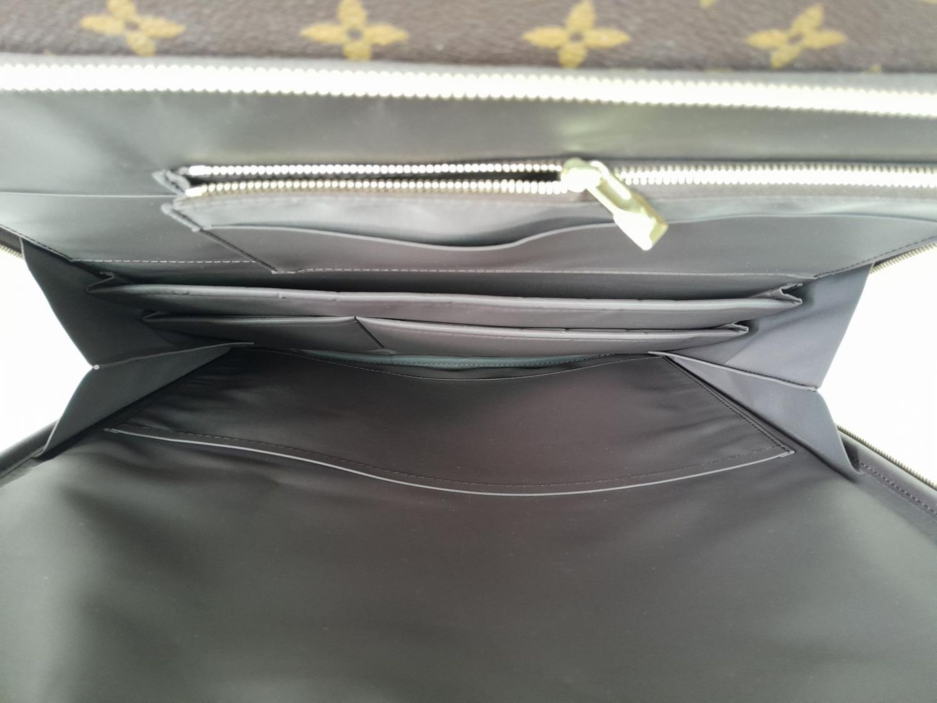 A Louis Vuitton Monogram Pegase Suitcase. Durable leather exterior with gold-toned hardware. Front - Bild 11 aus 16