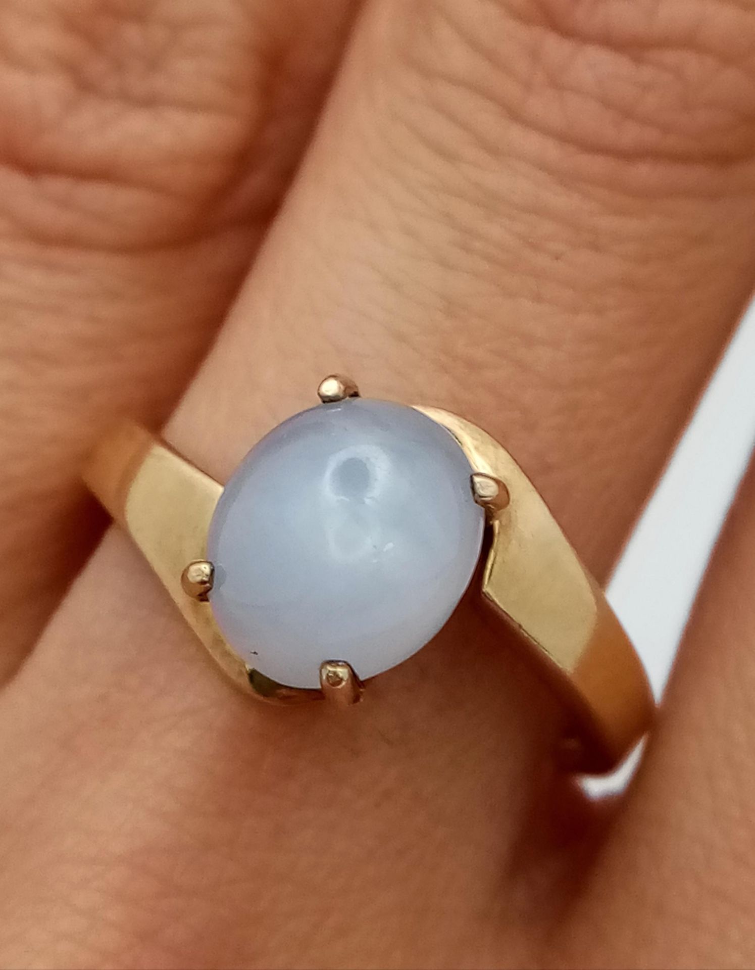 A Gorgeous 9K Yellow Gold Moonstone Cabochon Crossover Ring. Size P. 3.5g total weight. - Image 4 of 6