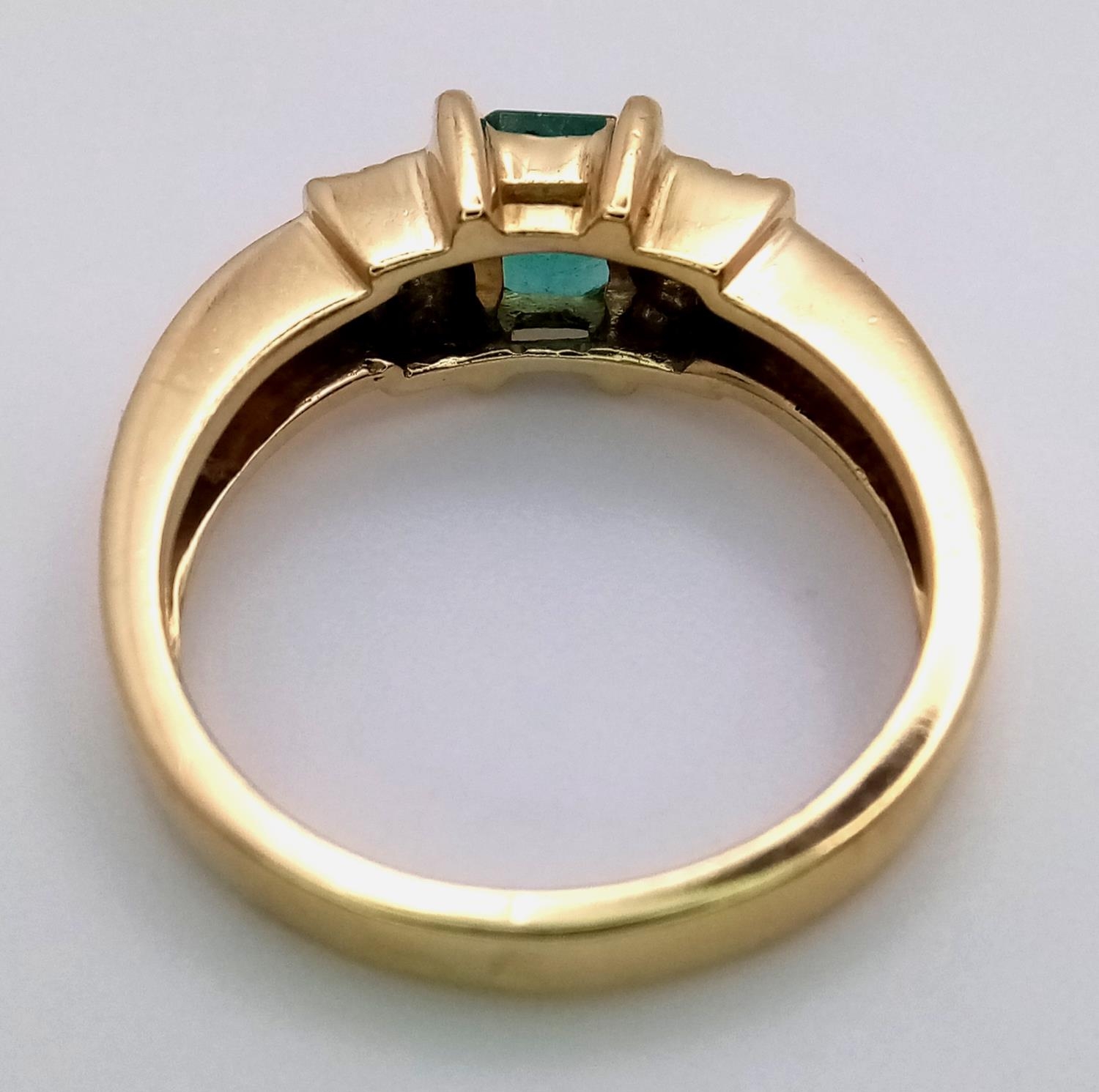 AN 18K (TESTED) YELLOW GOLD DIAMOND & EMERALD RING. Size N, 5.8g total weight. Ref: SC 9044 - Image 4 of 5