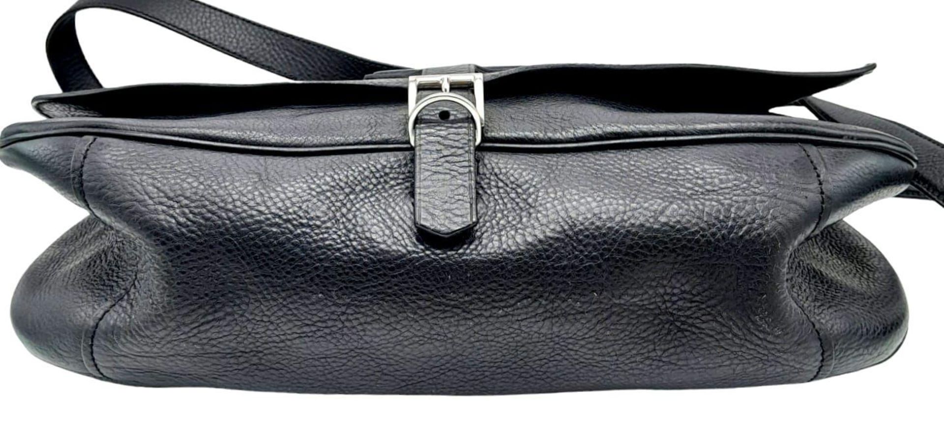 A Prada Black Leather Crossbody Satchel Bag. Textured exterior with buckled flap. Spacious leather - Bild 4 aus 14