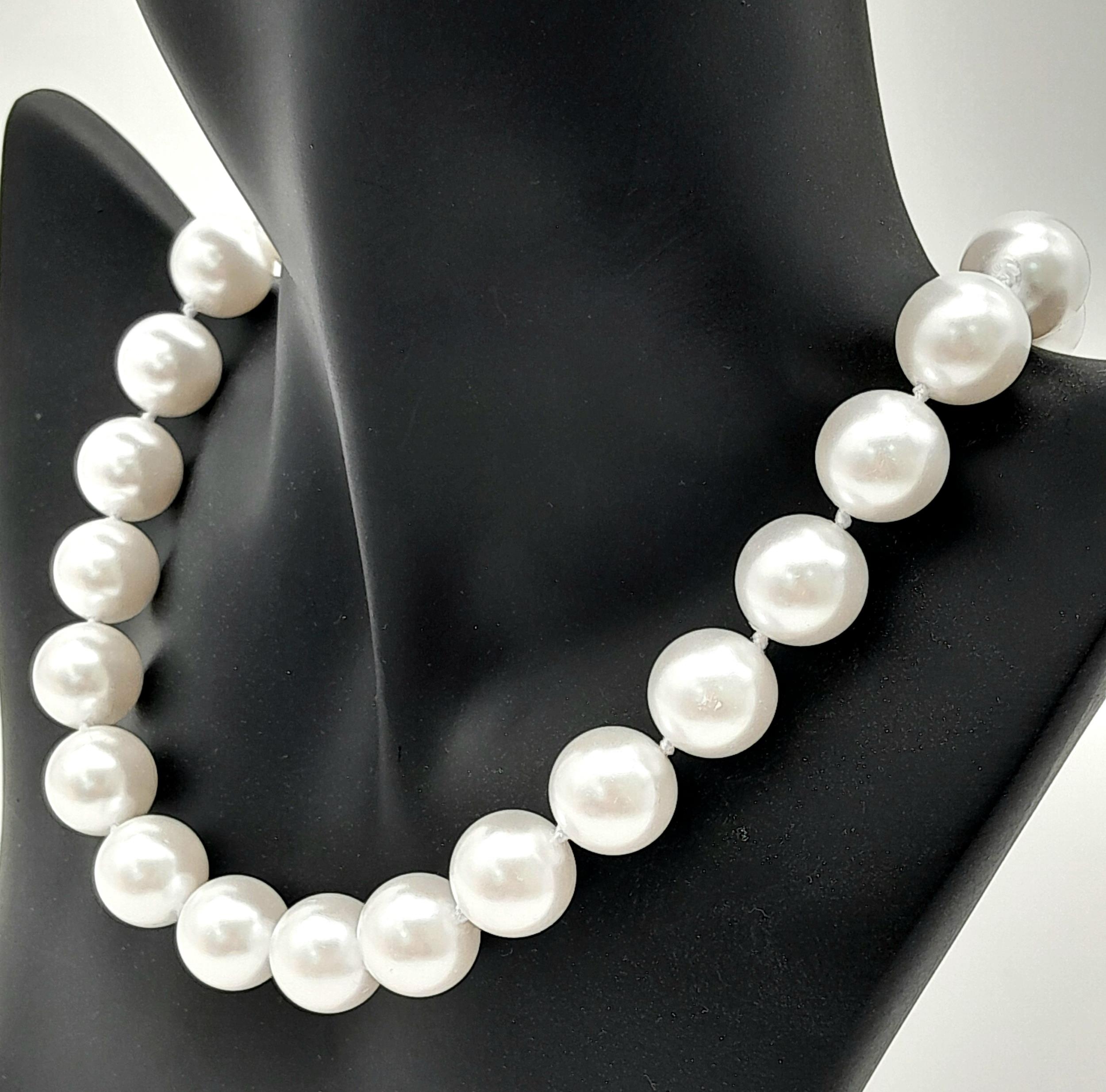 A Bright White South Sea Pearl Shell Bead Necklace. 14mm beads. 40cm. Gilded clasp. - Image 2 of 4