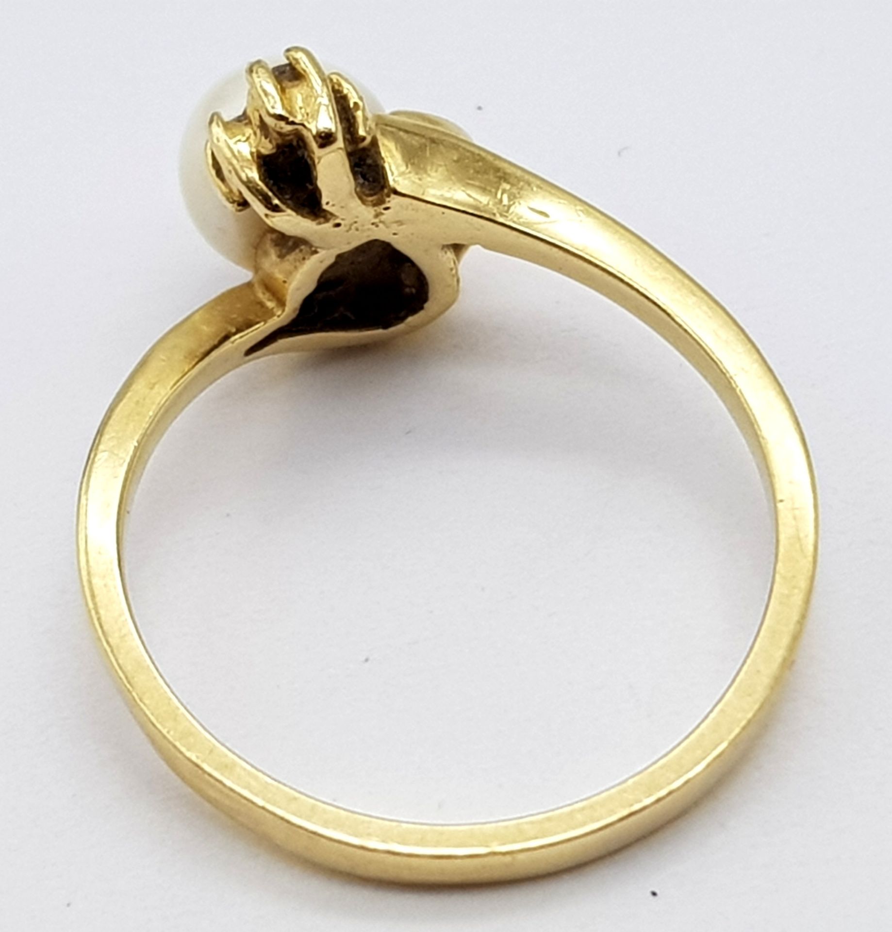 A Vintage 14K Yellow Gold Pearl and Diamond Crossover Ring. Size M. 2.65g total weight. - Image 4 of 5