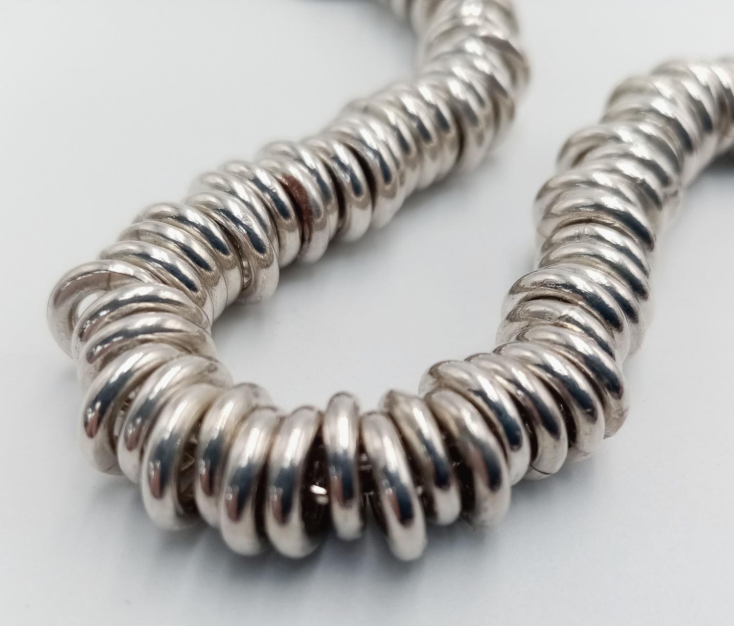 A STERLING SILVER RING LINKED BRACELET WITH T BAR CLASP 51.7G , APPROX 20CM. SC 9082 - Image 4 of 4