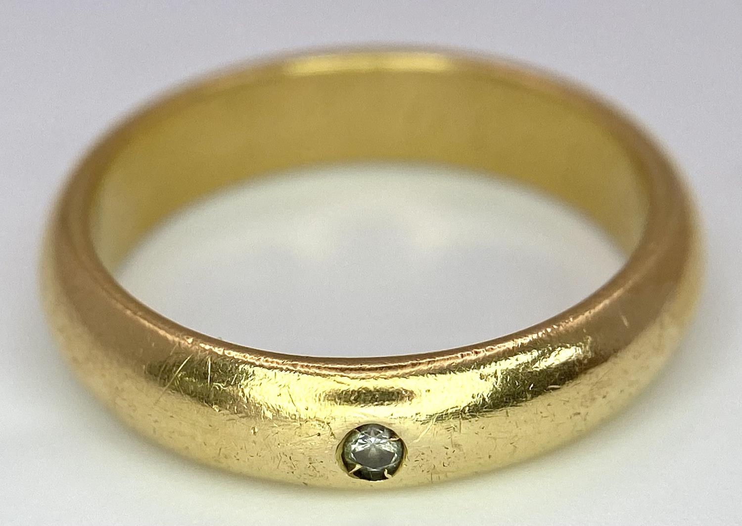 A 18ct Yellow Gold Diamond Wedding Band Ring, 0.02ct diamond, size Q, 7.5g total weight. ref: 1522I - Image 4 of 8