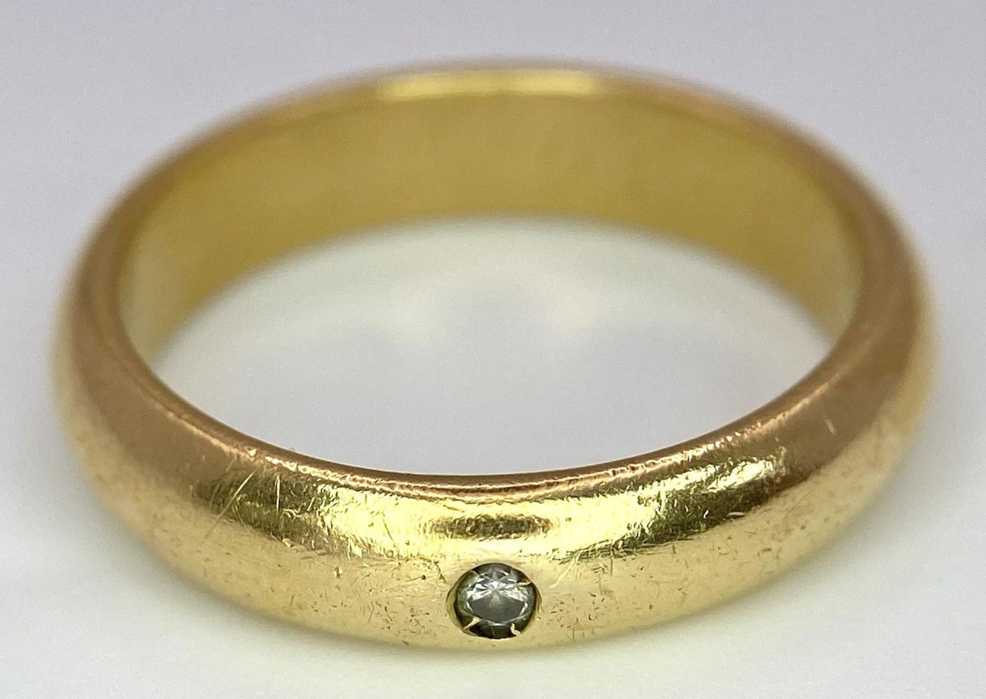 A 18ct Yellow Gold Diamond Wedding Band Ring, 0.02ct diamond, size Q, 7.5g total weight. ref: 1522I - Bild 4 aus 8