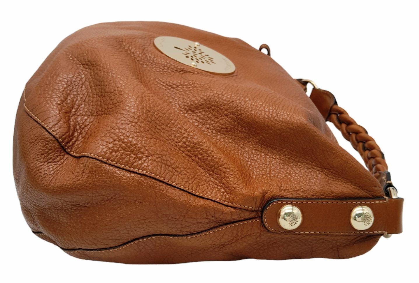 A Mulberry Tan Daria Hobo Bag. Leather exterior with gold-toned hardware, braided strap and zip - Image 4 of 8