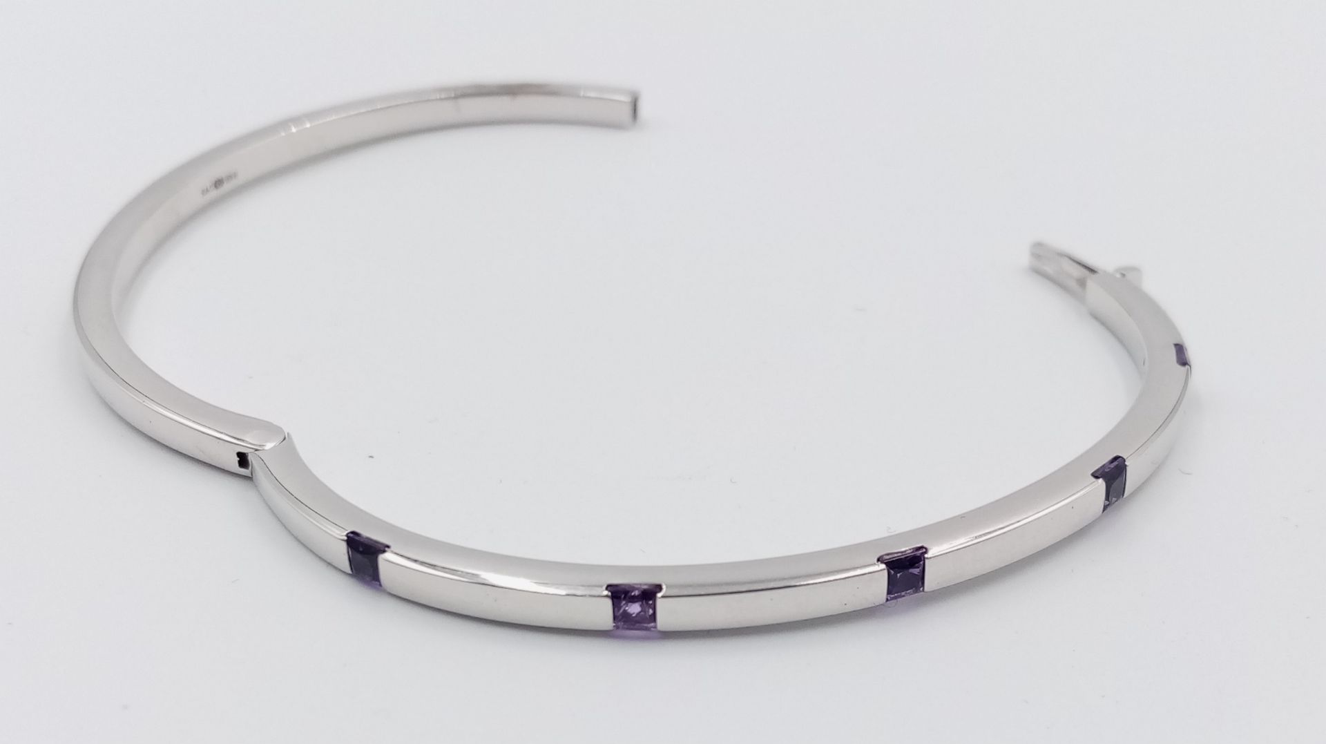 A 9K WHITE GOLD AMETHYST SET BANGLE - BRAND NEW! 7.4G. - Image 4 of 5