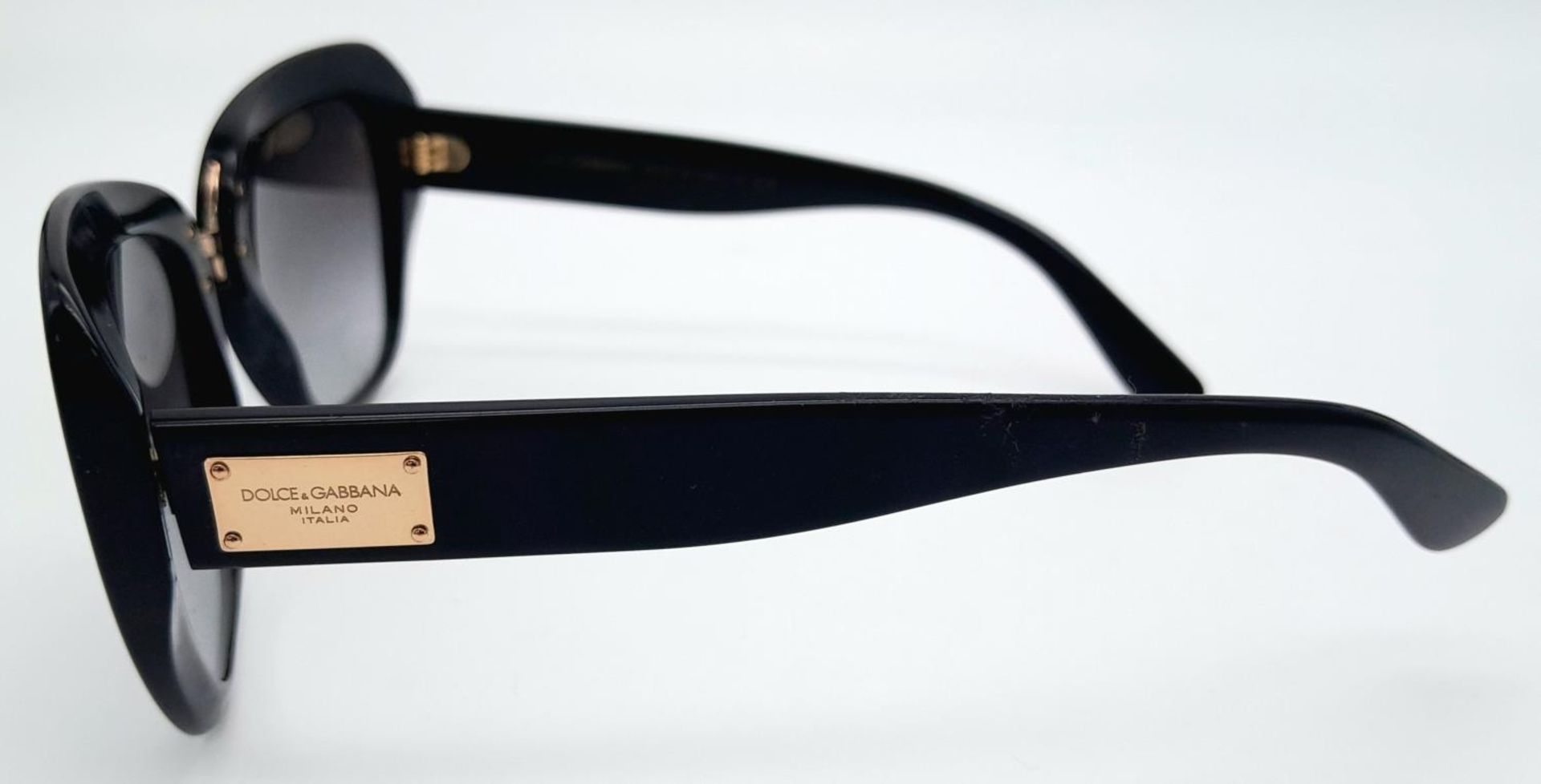 A Pair of Designer Dolce and Gabbana Sunglasses. - Bild 3 aus 7