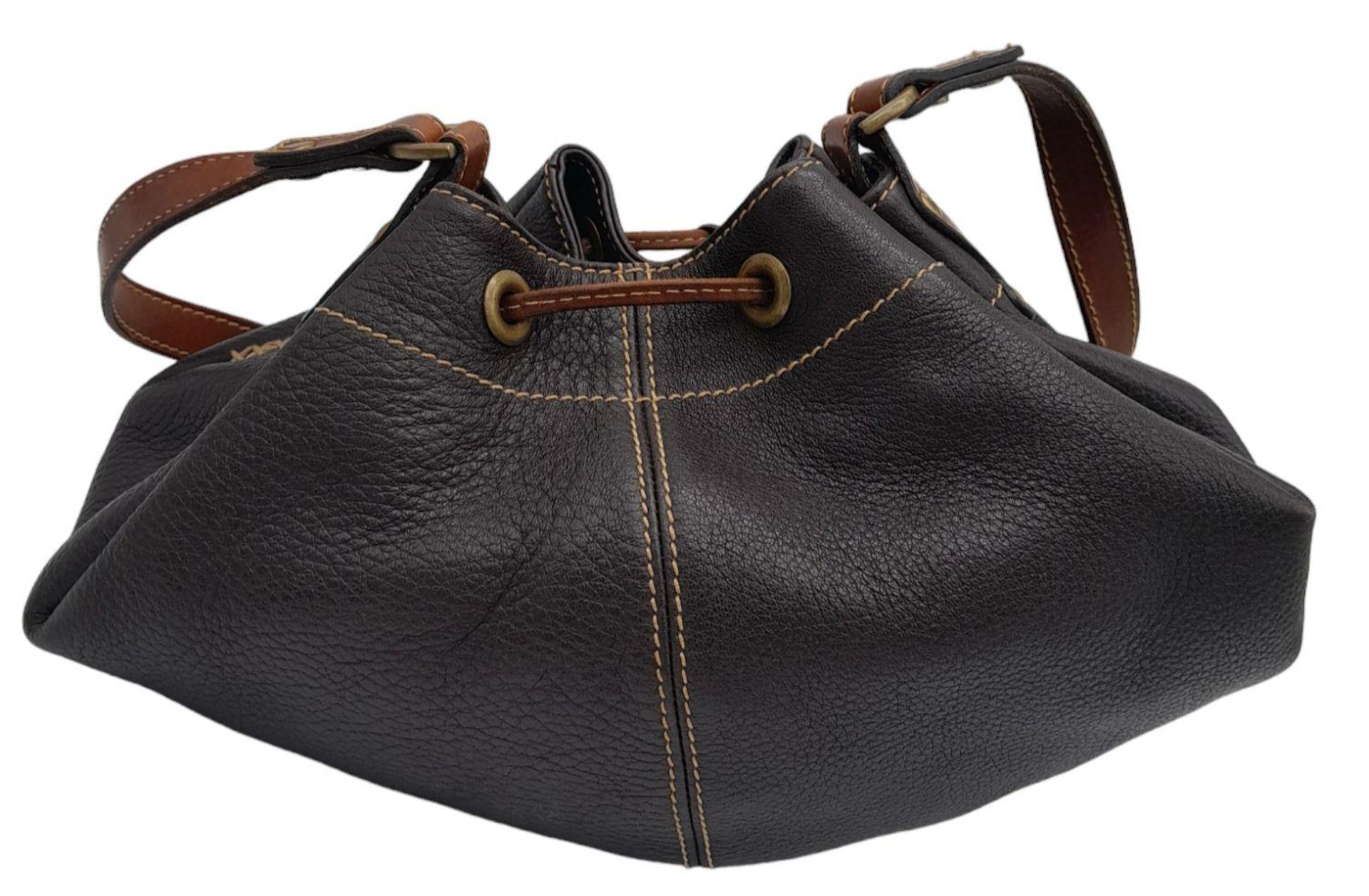 A Mulberry Brown Drawstring Bag. Leather exterior with gold-toned hardware, adjustable strap and - Bild 3 aus 9