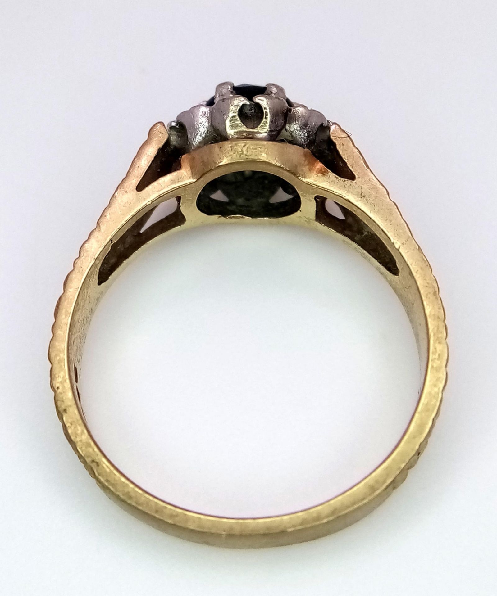 A Vintage 9K Peridot and Diamond Ring. Central round cut peridot with a diamond halo. Size L. 3.4g - Bild 4 aus 6