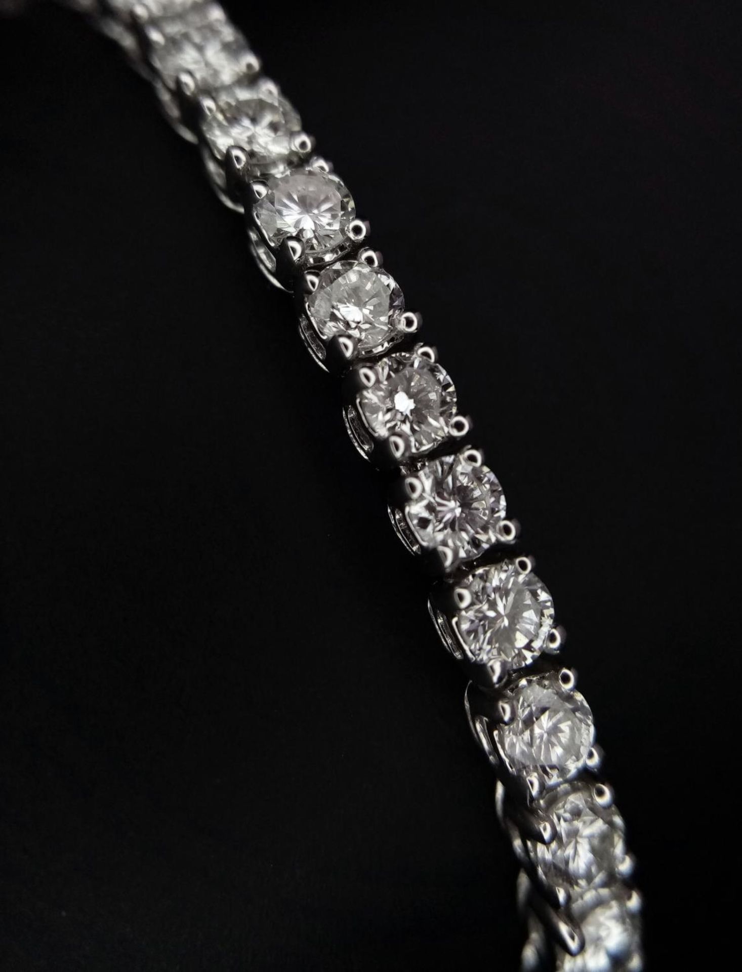 A 18K WHITE GOLD DIAMOND TENNIS BRACELET 5.30CT OF WHITE BRILIANT CUT DIAMONDS 12.9G 17.7cm LENGTH - Bild 2 aus 6