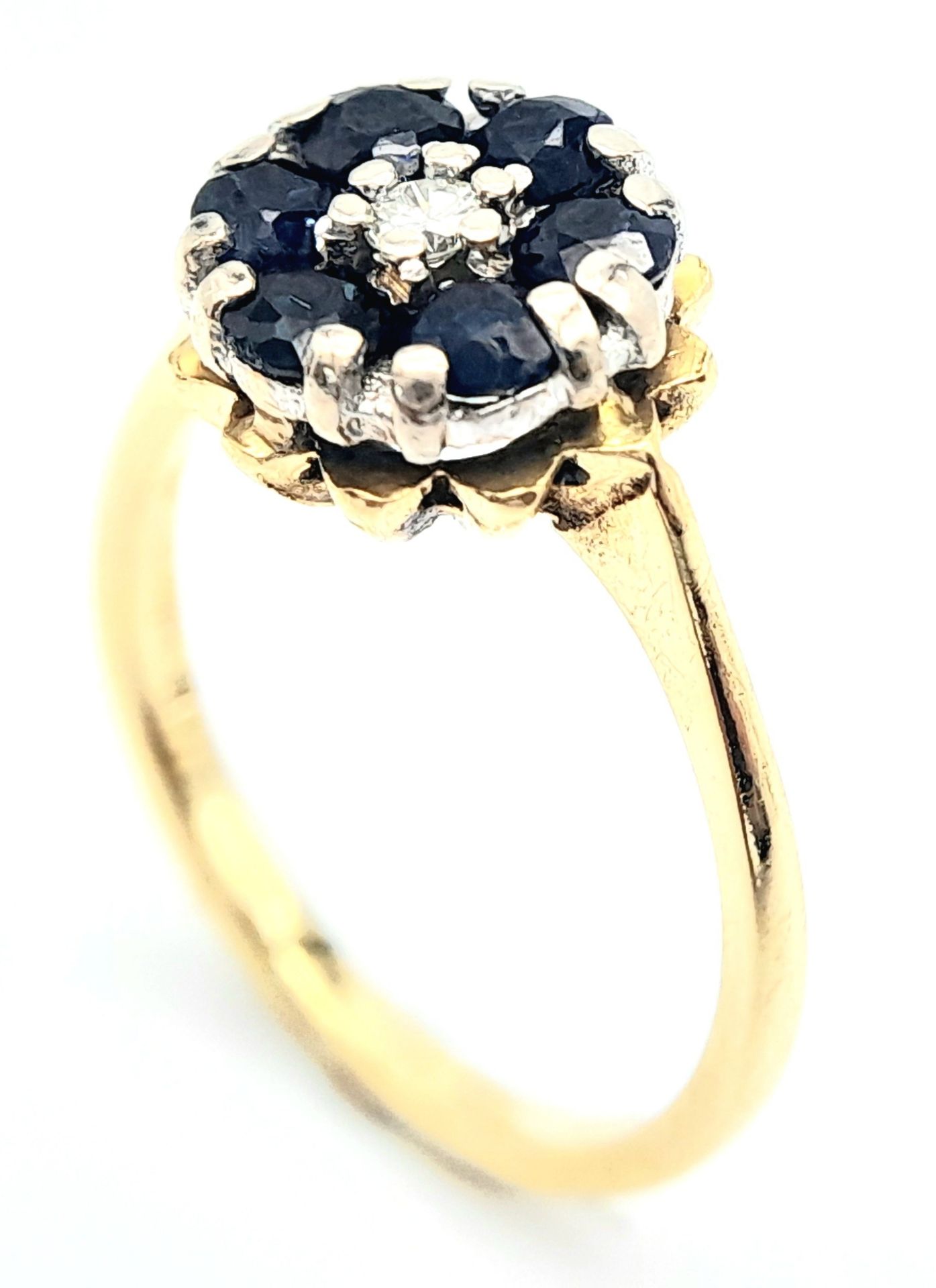 AN 18K YELLOW GOLD VINTAGE DIAMOND & SAPPHIRE RING. Size K, 3.5g total weight. Ref: SC 8070 - Bild 3 aus 6