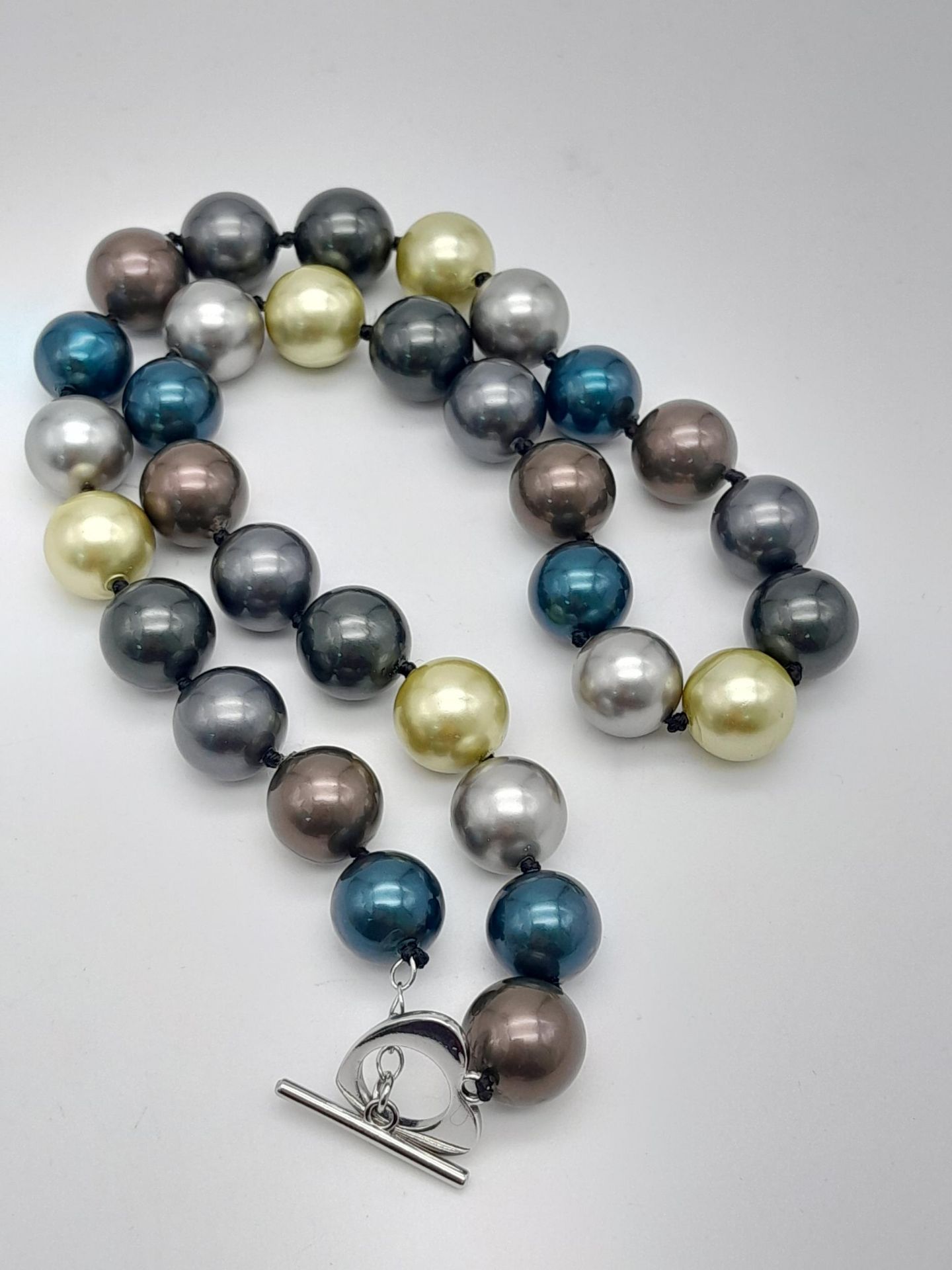 A Multi-Colour South Sea Pearl Shell Beaded Necklace. 12mm. Necklace length - 45cm length. - Bild 3 aus 4