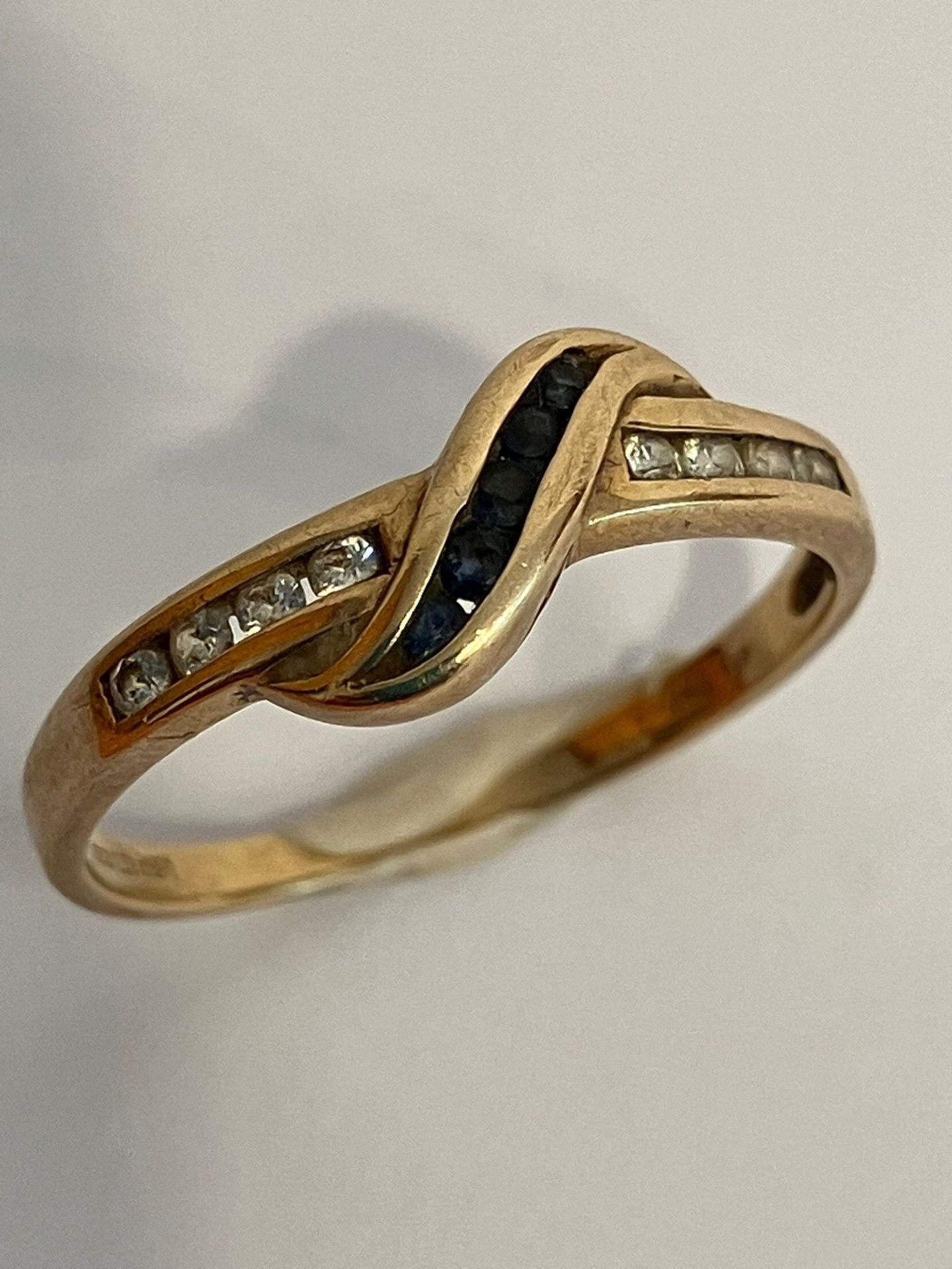 Interesting 9 carat GOLD RING set with BLACK and WHITE ZIRCONIA. Complete with ring box.1.5 grams.