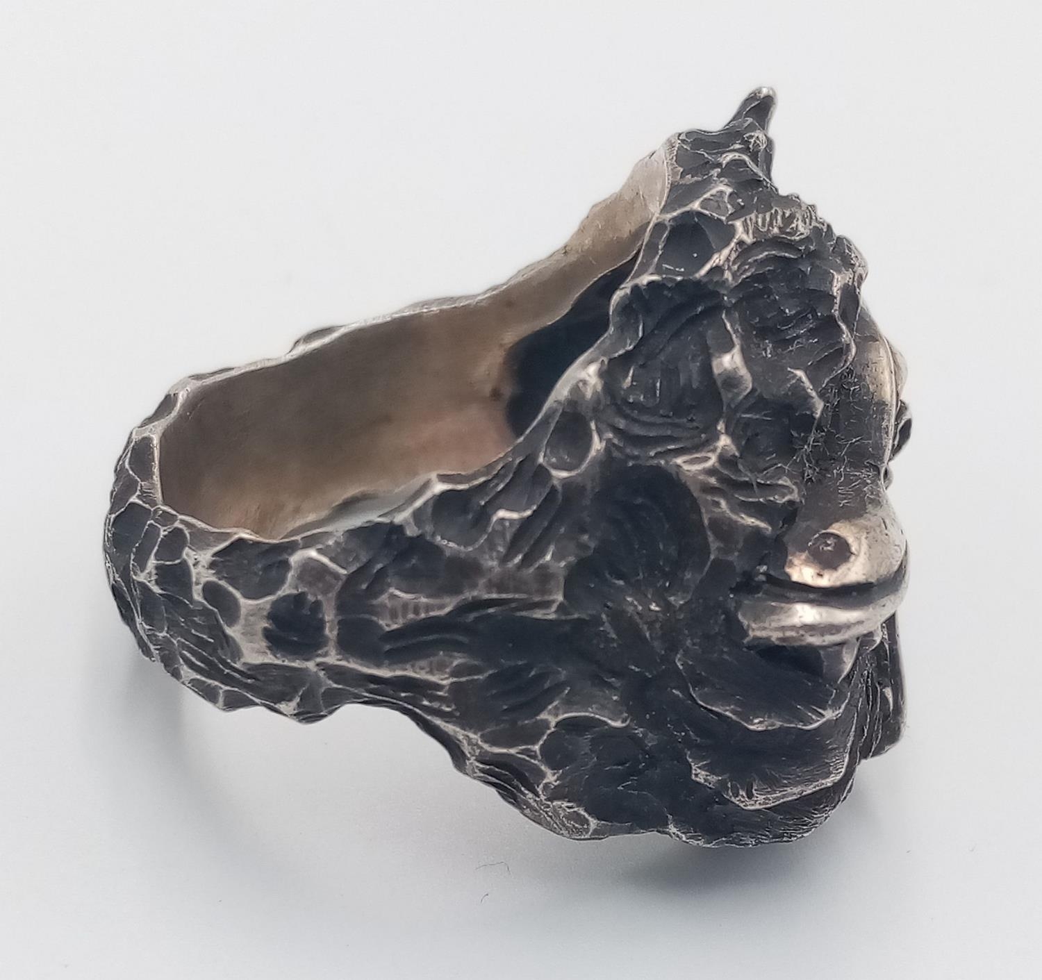 A STERLING SILVER (TESTED AS) DRAGONS HEAD RING 17.4G SIZE P 1/2. SC 9084 - Image 2 of 4