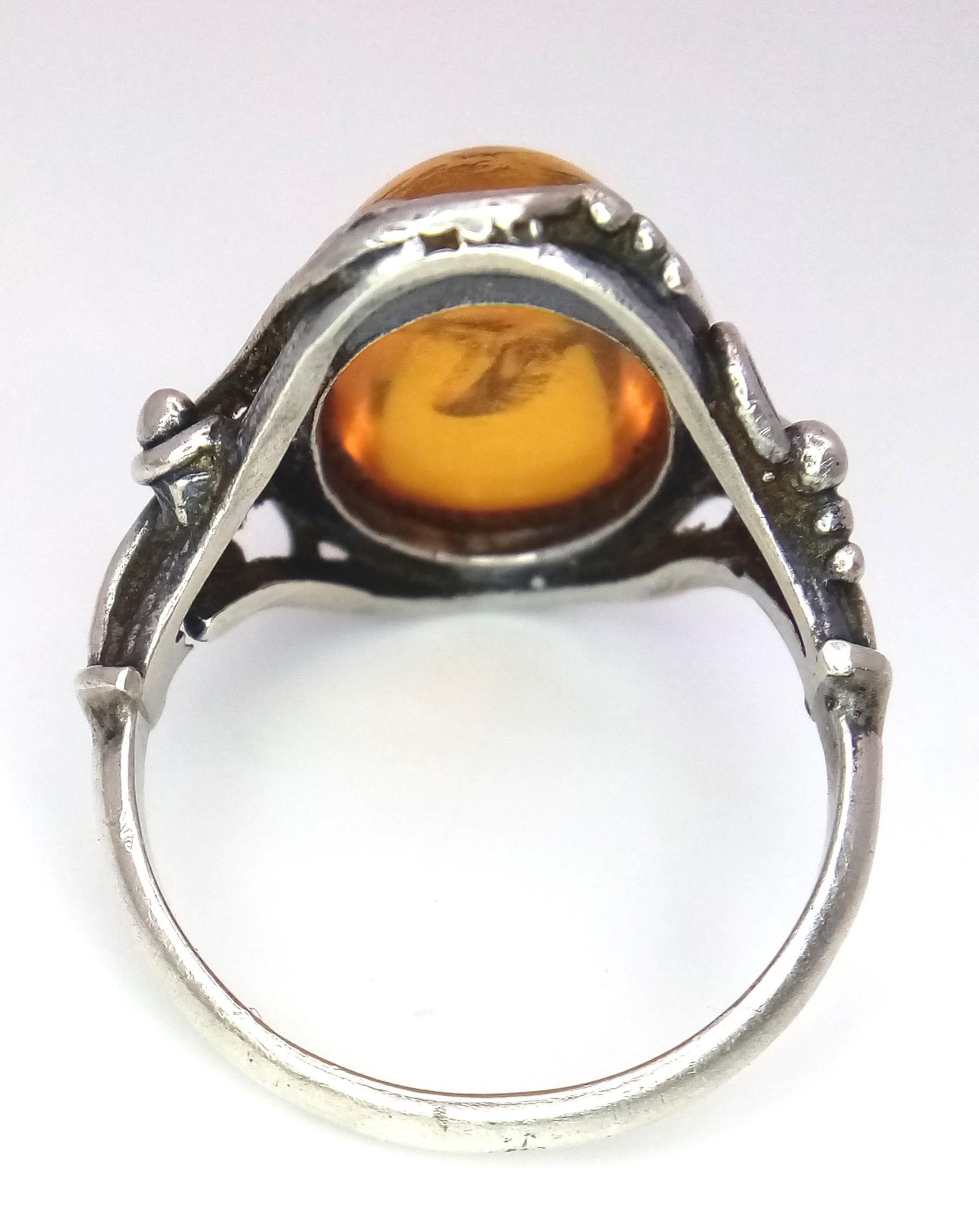 A Vintage or Antique, Ornate Mounted, Silver Amber Cabochon Ring Size S. Set with a 1.8cm Long Amber - Image 5 of 5