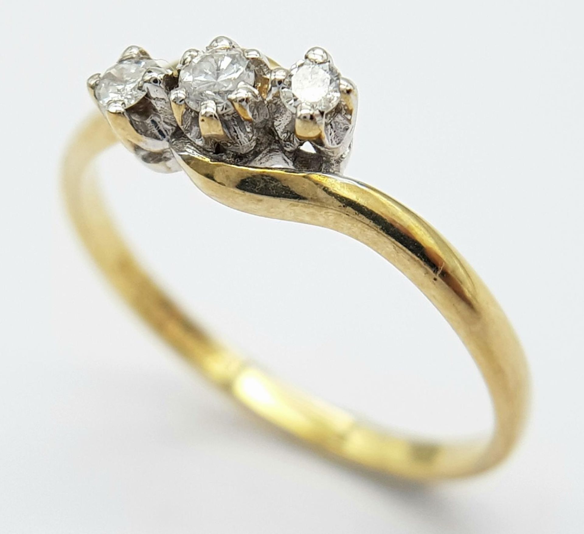 A 9K YELLOW GOLD 3 STONE DIAMOND TWIST RING 0.12CT 1.5G SIZE N. ref: SPAS 9028 - Bild 2 aus 5