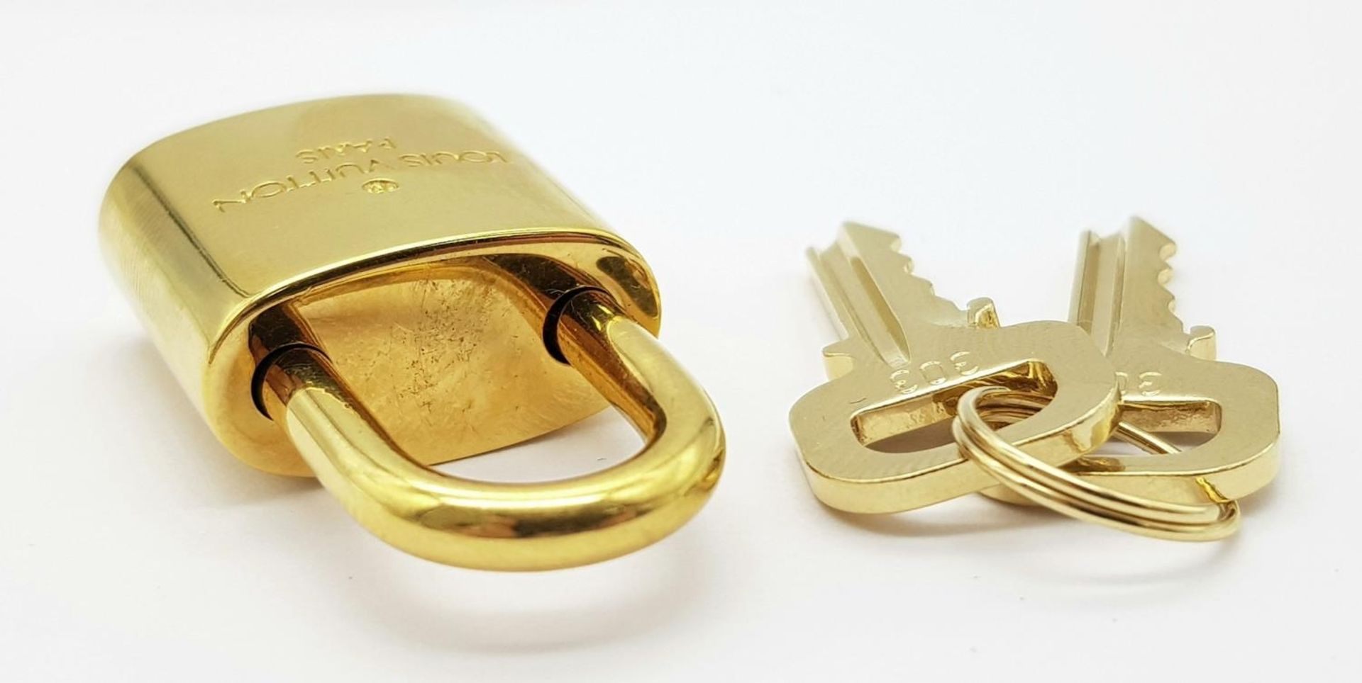 A Louis Vuitton Gold Plated Lock with Two Keys. - Bild 4 aus 5