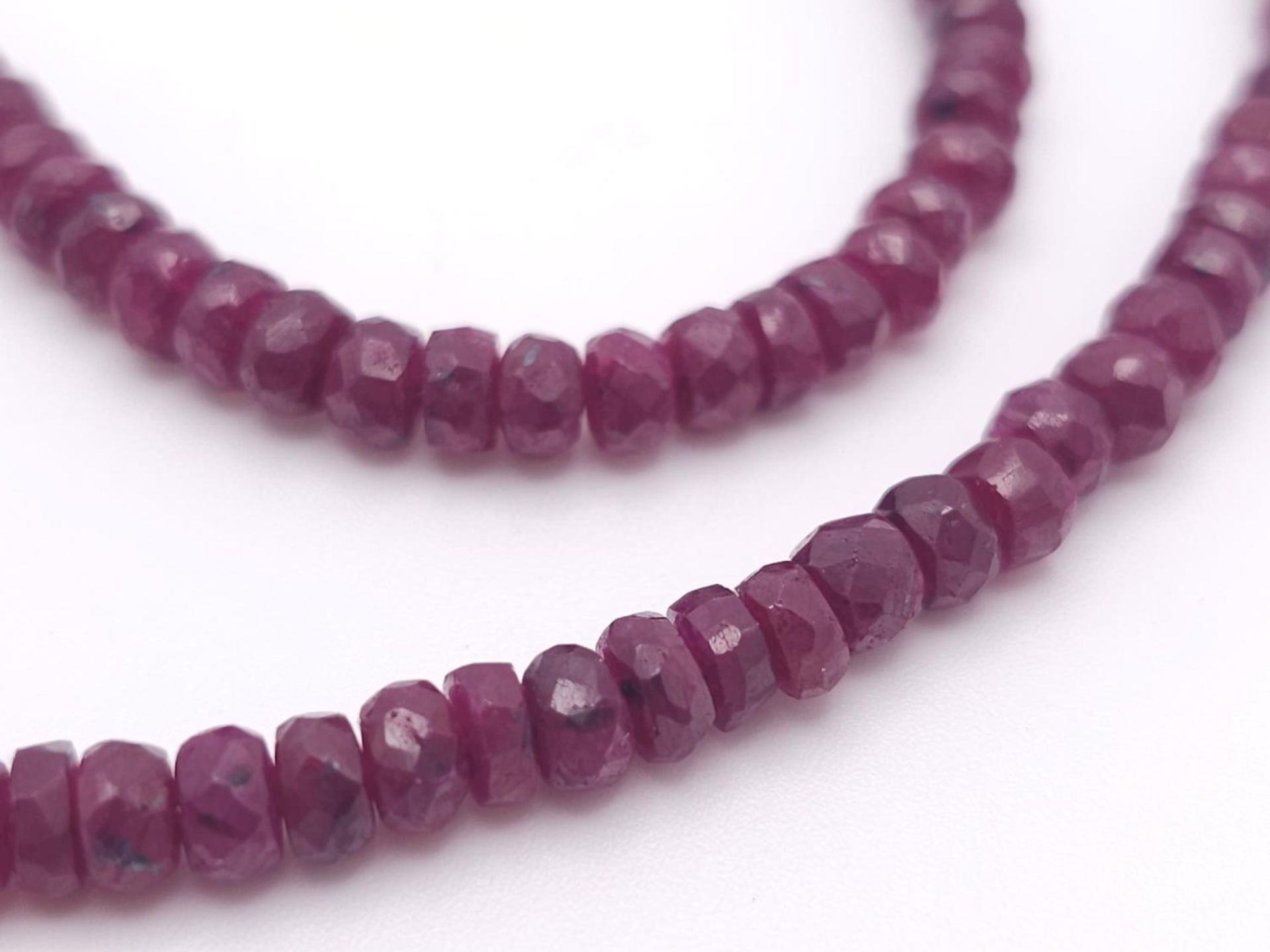 A 110ctw Ruby Rondelle Gemstone Single Strand Necklace with Emerald and 925 Silver clasp. 44cm. Ref: - Image 2 of 6