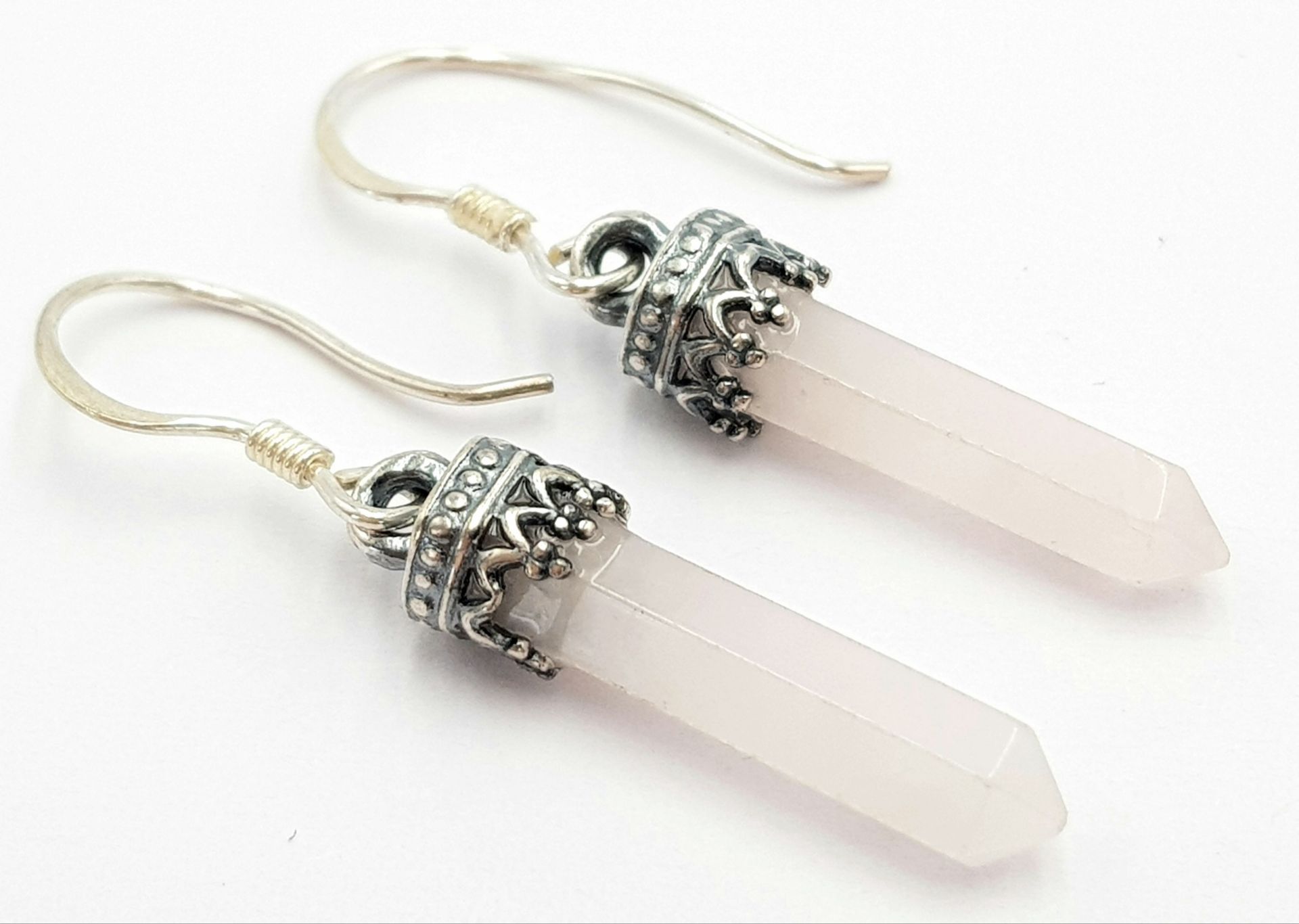 Two Pairs of Middle Eastern Designed Sterling Silver and Rose Quartz Pencil Cut Pointed Earrings. - Bild 3 aus 4