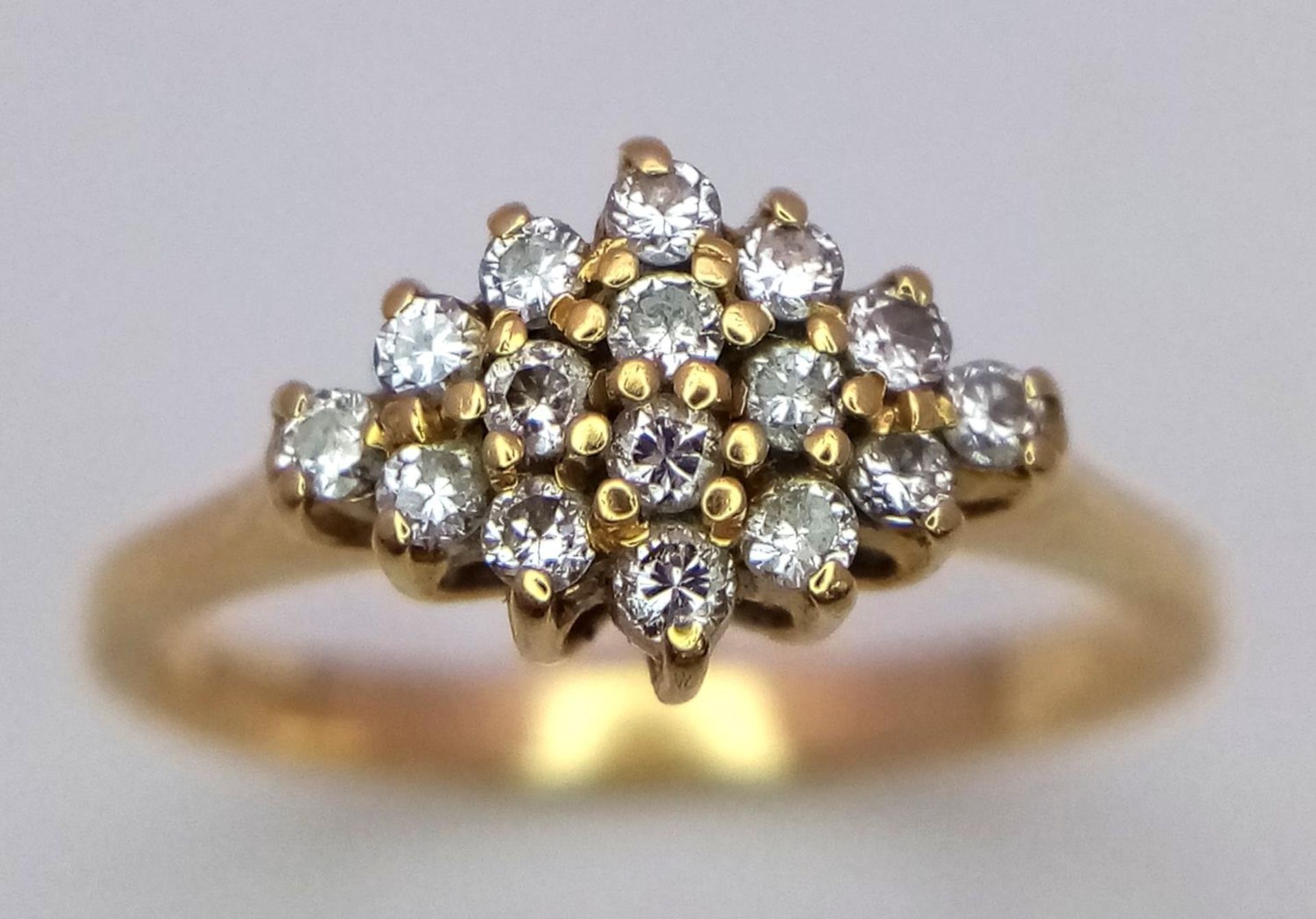 A 18K YELLOW GOLD DIAMOND CLUSTER RING 0.25CT 2.9G SIZE N A/S 1026 - Image 2 of 5