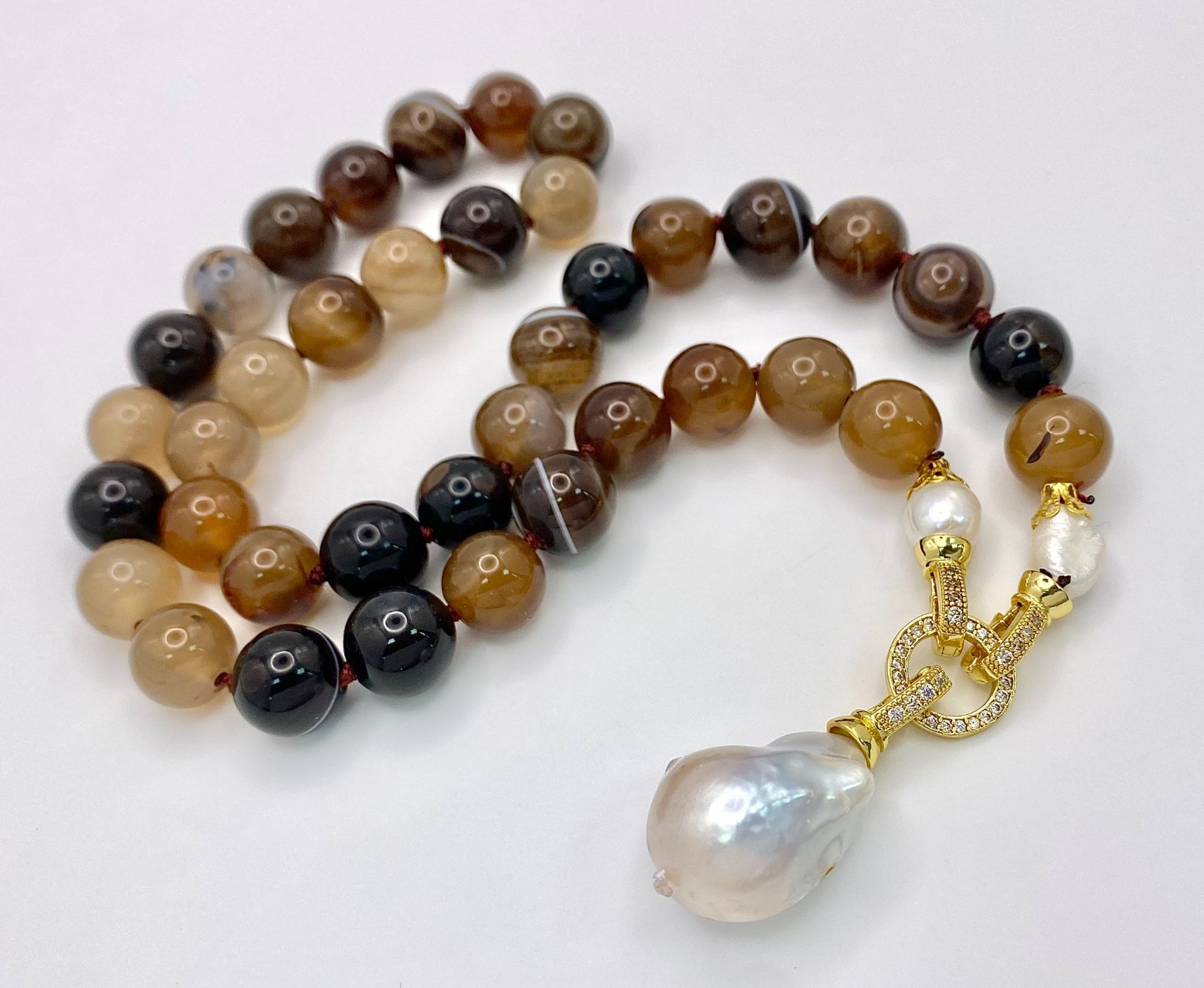 A Brown Stripe Agate Beaded Necklace with Hanging Baroque Keisha Pearl Pendant. 12mm beads. Gilded - Image 2 of 3