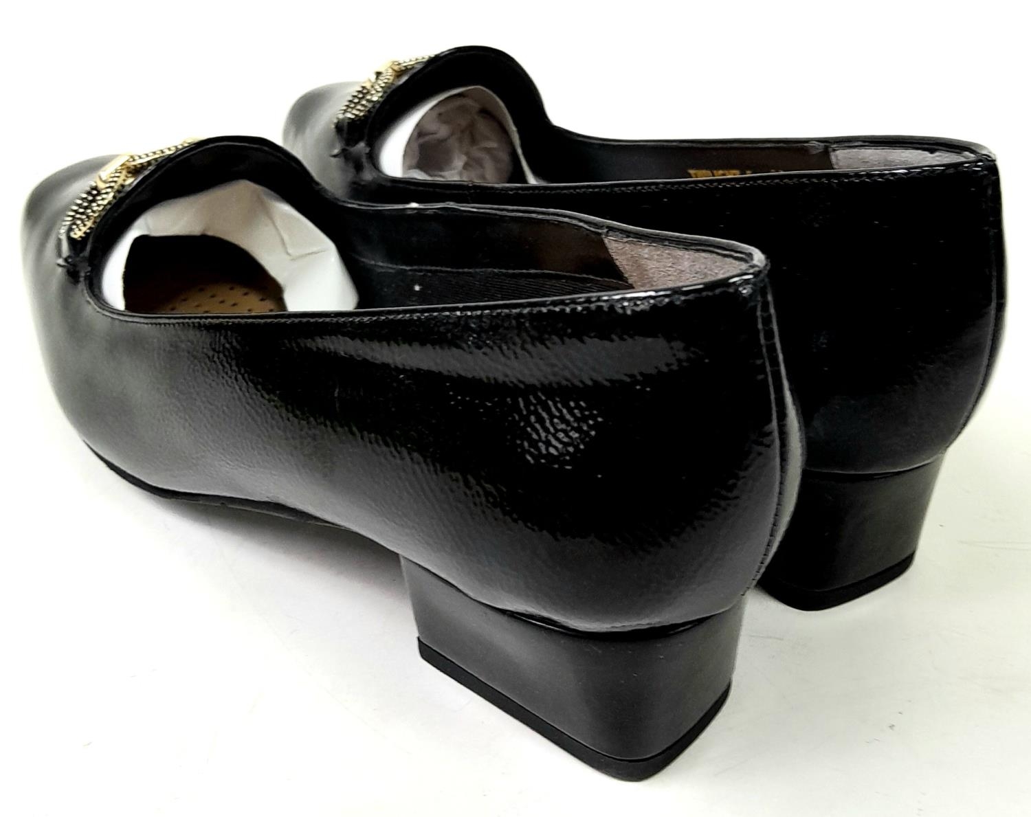 An Unused pair of "Twilight" lacquered ladies shoes by Van Dal, Size 5 ,1.5" heel. In box. - Image 6 of 10