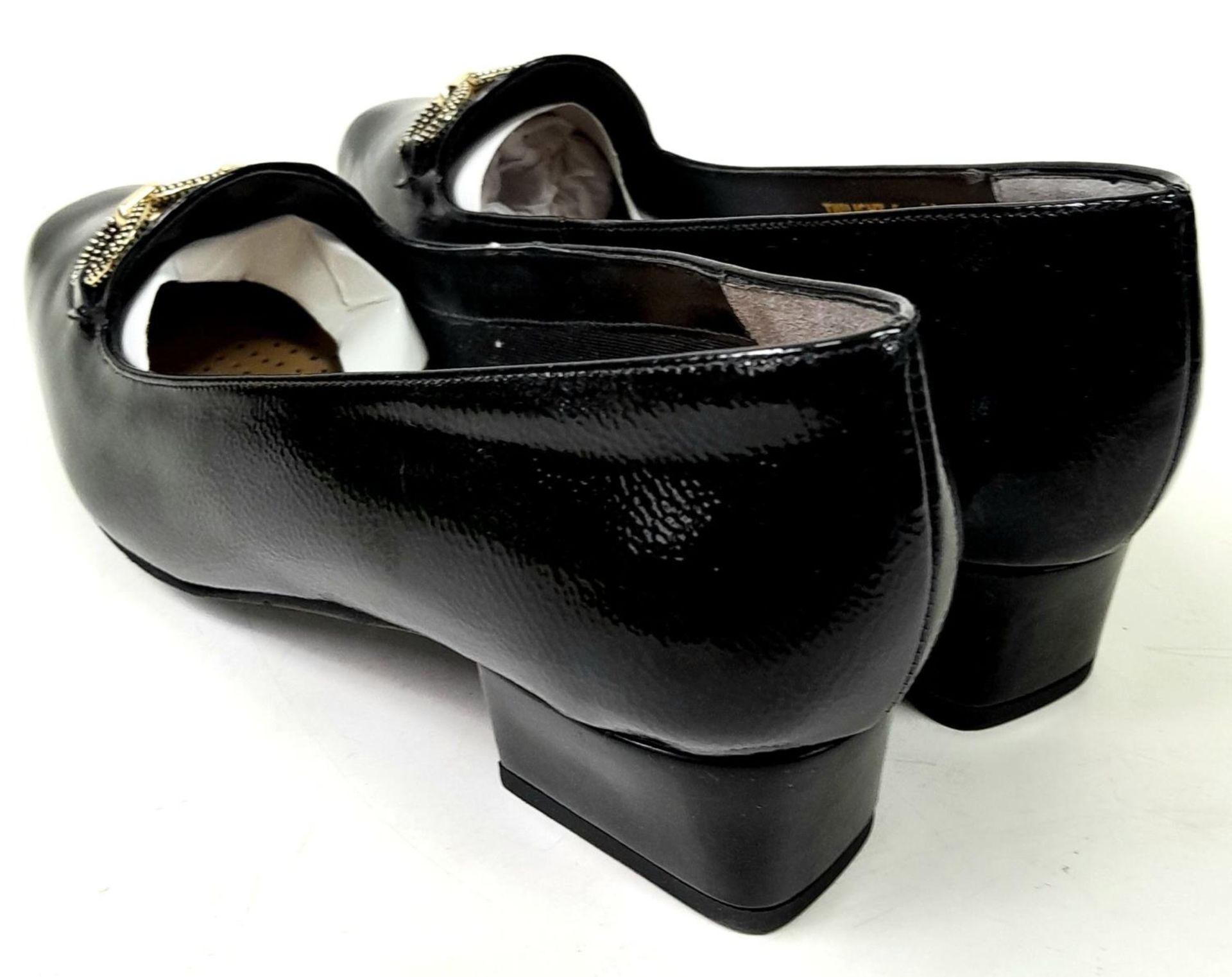 An Unused pair of "Twilight" lacquered ladies shoes by Van Dal, Size 5 ,1.5" heel. In box. - Bild 6 aus 10