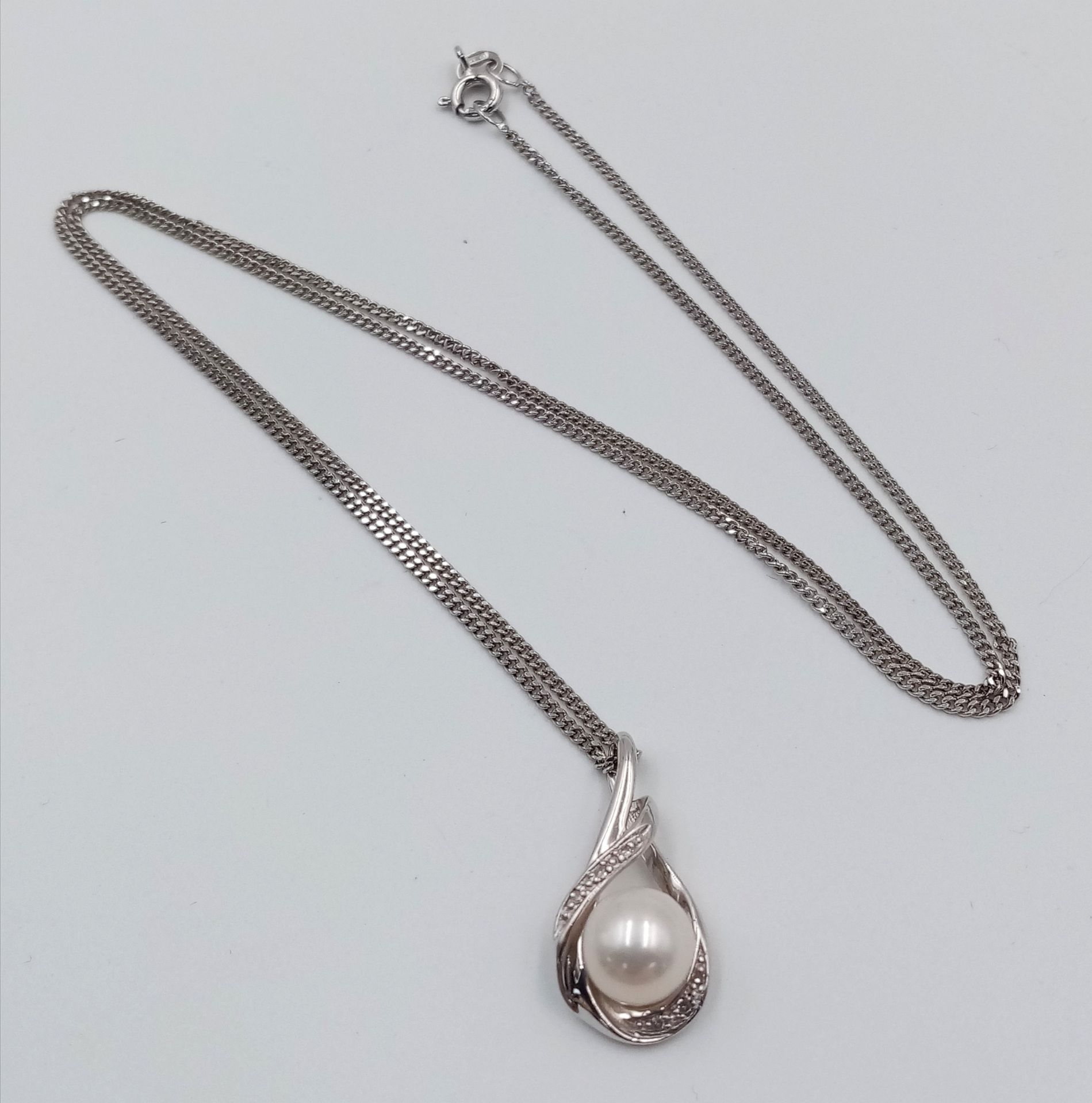 A 9ct White Gold Diamond and Pearl Necklace, 6mm pearl size, 0.05ct diamond, 20” chain length, 4.