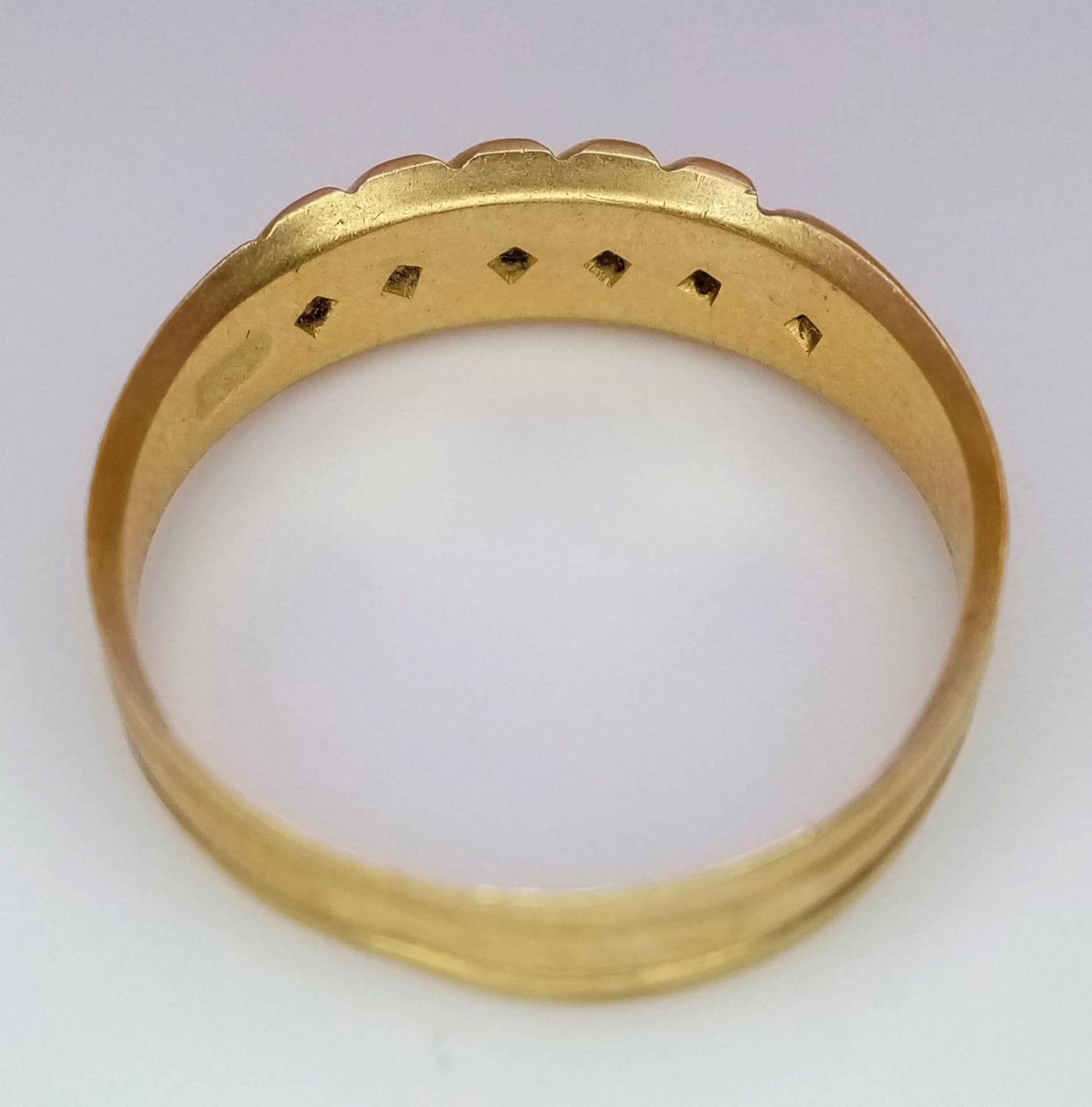 AN ANTIQUE 18K YELLOW GOLD RING. Hallmarked Birmingham, 1894. Size N, 2.9g total weight. Ref: SC - Image 4 of 5