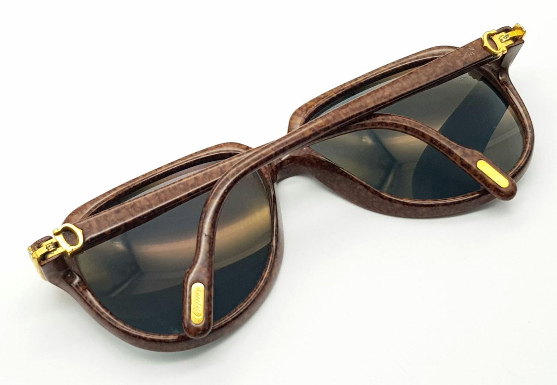 A Pair of Cartier Brown Vitesse Sunglasses. Elegant marble carbon frame with Cartier watermarks on - Bild 6 aus 9