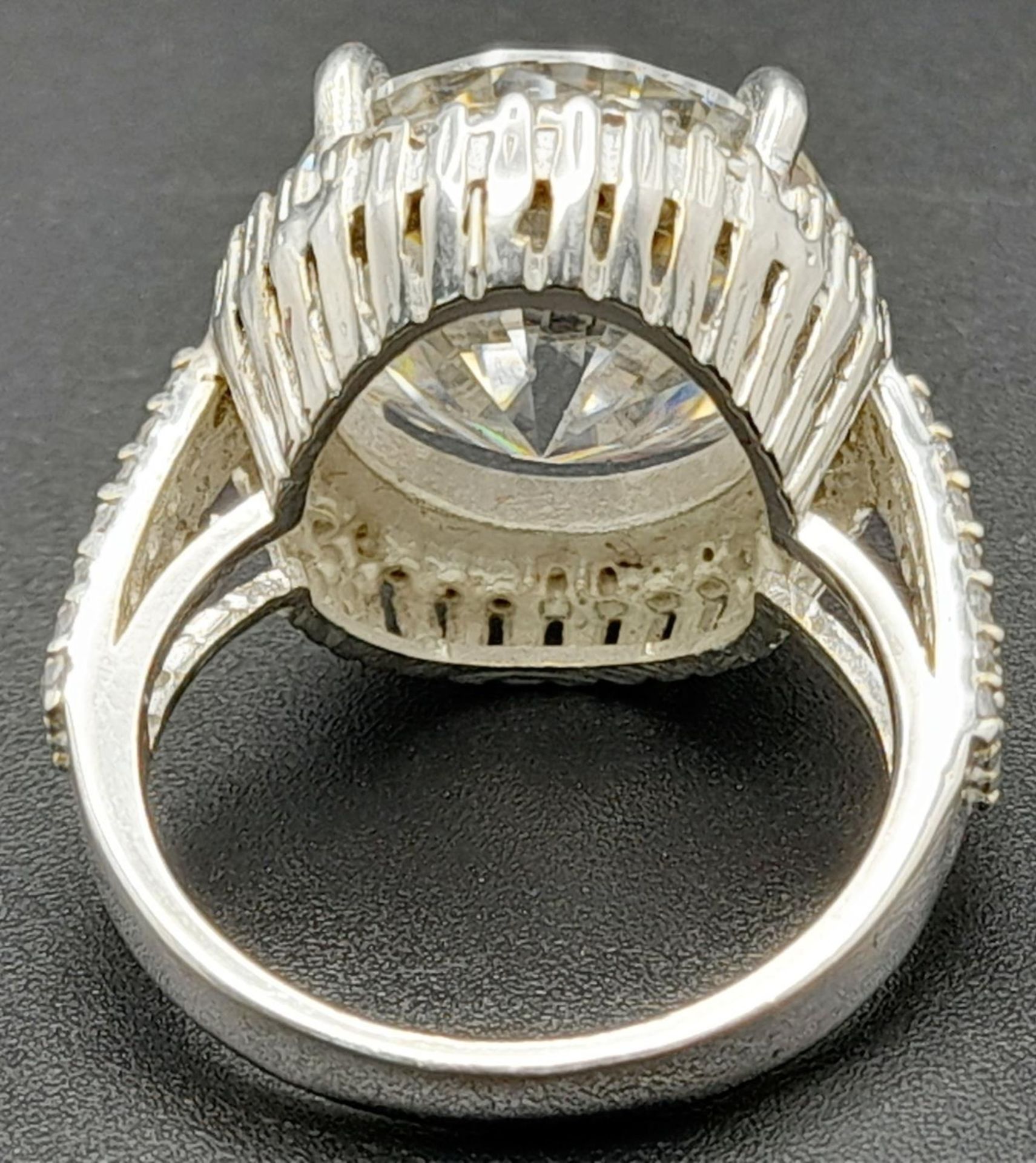 An 11.40ct White Moissanite Statement Dress Ring. Set in 925 Silver. Size O. 8g total weight. - Bild 3 aus 6
