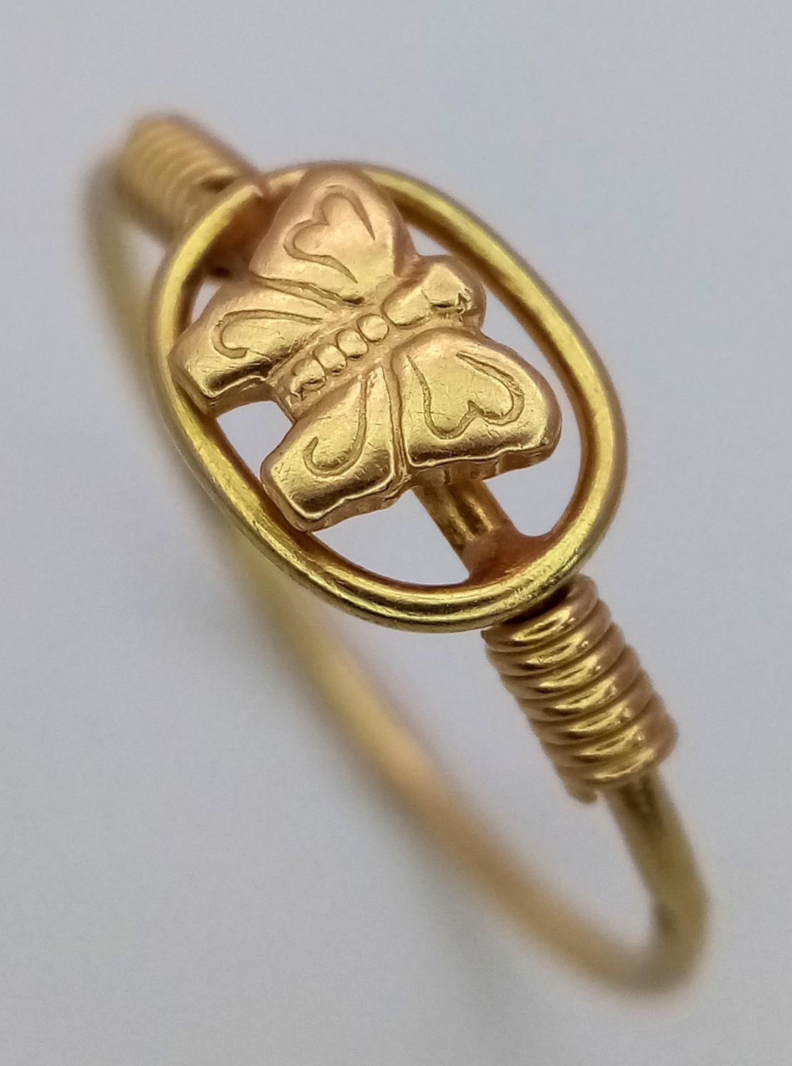 AN 18K (TESTED) YELLOW GOLD BUTTERFLY RING. Size J, 1.3g weight. Ref: SC 9039 - Image 3 of 5