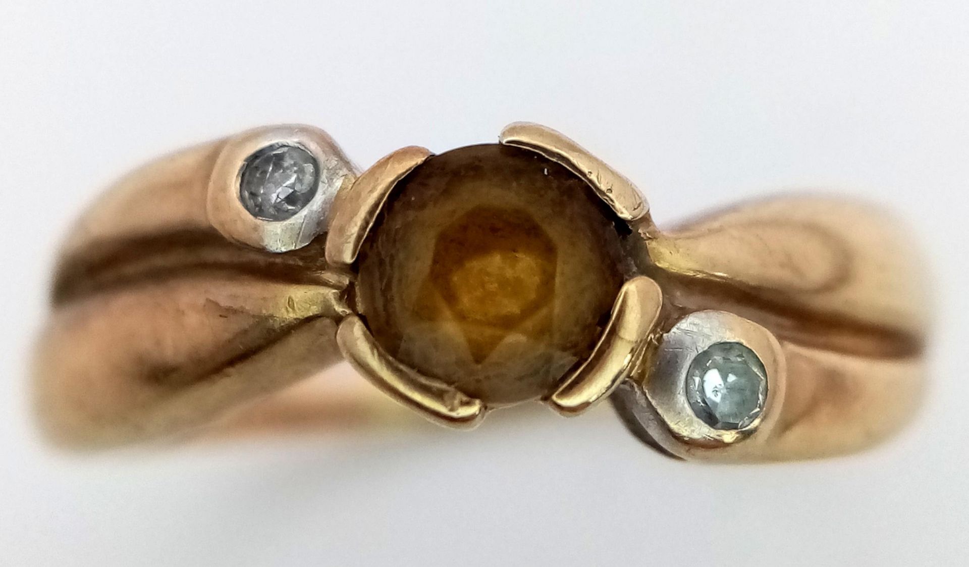A 9K Yellow Gold Citrine and Diamond Crossover Ring. Size J. 1.8g total weight. - Bild 3 aus 6