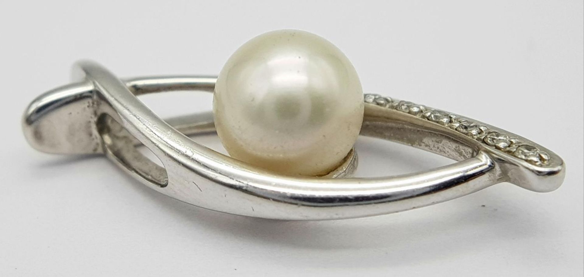 A 9K White Gold, Pearl, and diamond Eye of Horus Pendant. 2.4g total weight. - Bild 4 aus 5