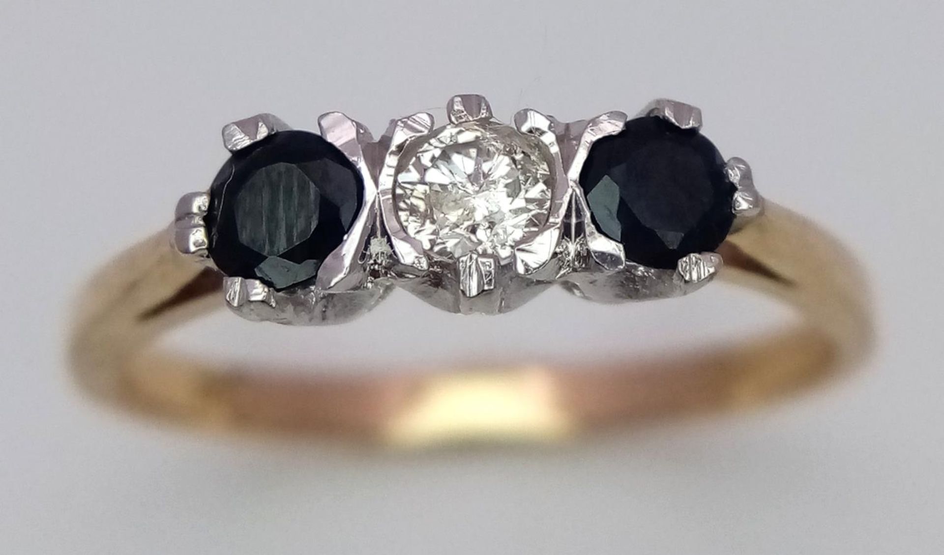 A 9K YELLOW GOLD DIAMOND & SAPPHIRE 3 STONE RING 2.1G SIZE P/Q 0.10CT DIAMOND & 0.20CT TOTAL - Image 2 of 5