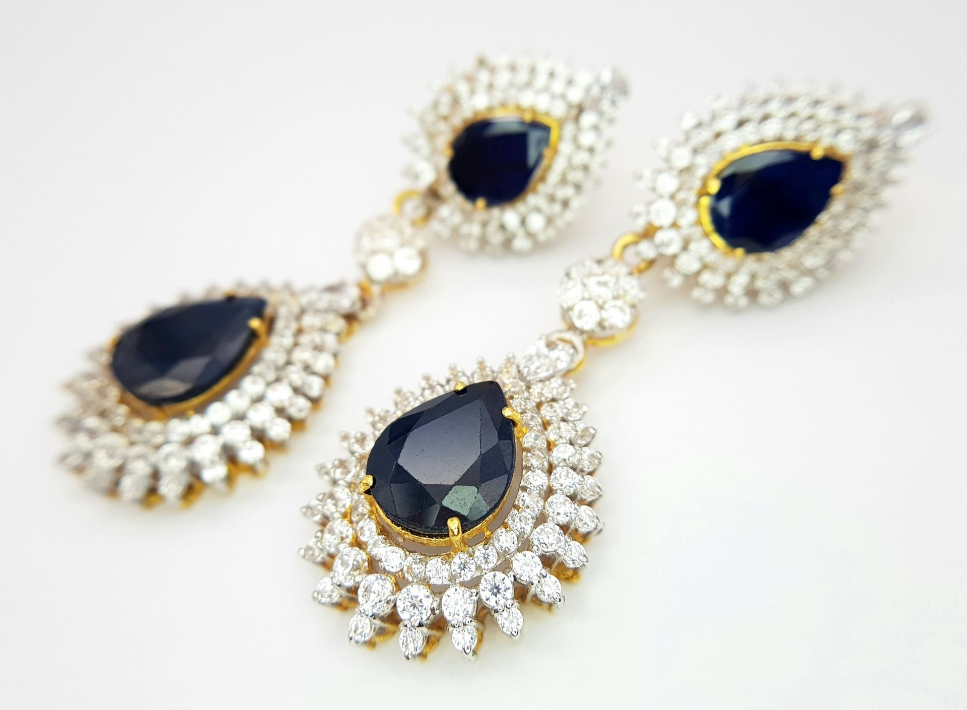 A Fabulous Jewellery Lot! A 21K Rich Yellow Gold Diamond and White Stone (one missing) Necklace with - Image 5 of 8